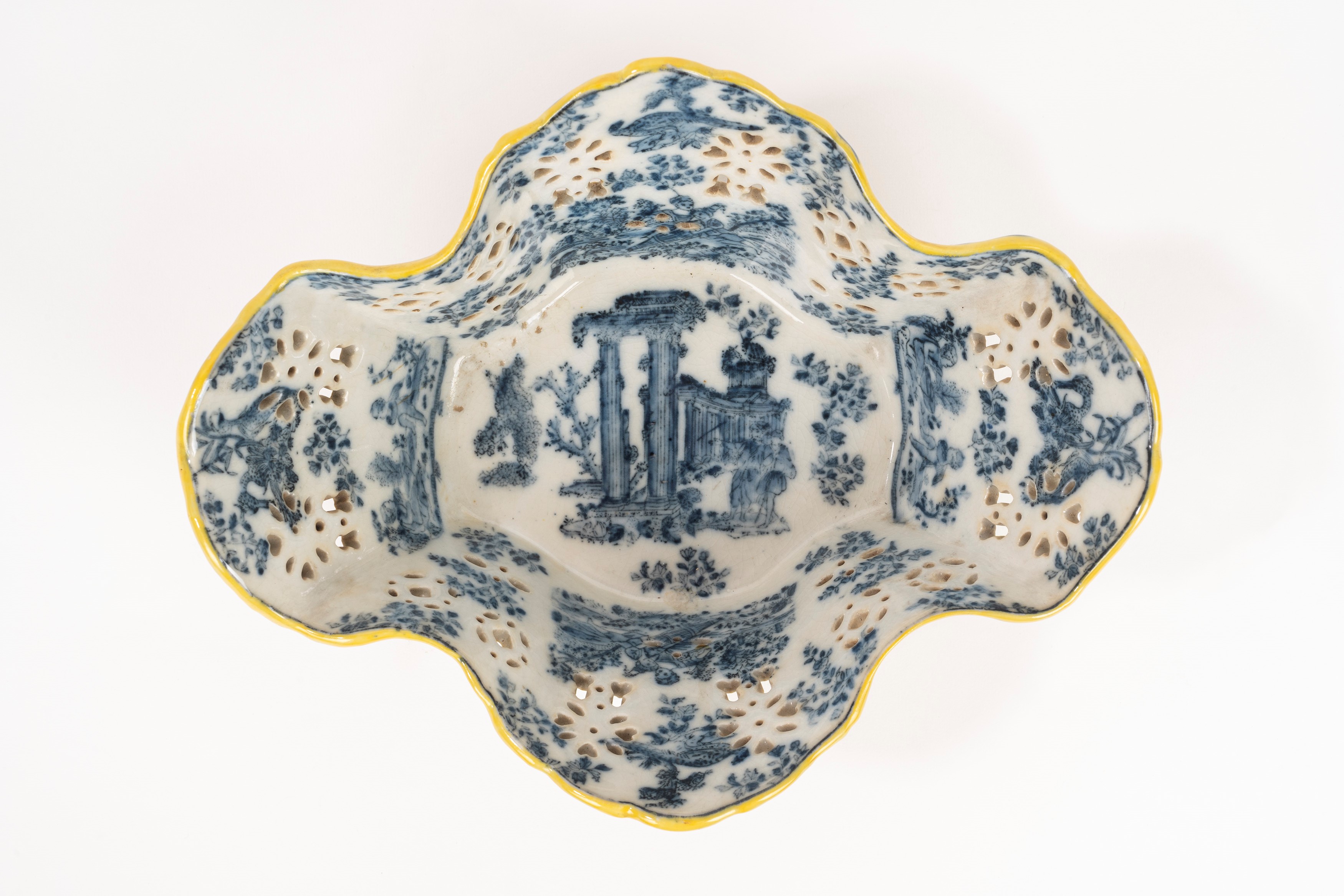 Antico Centrotavola Polilobato in Ceramica Policroma