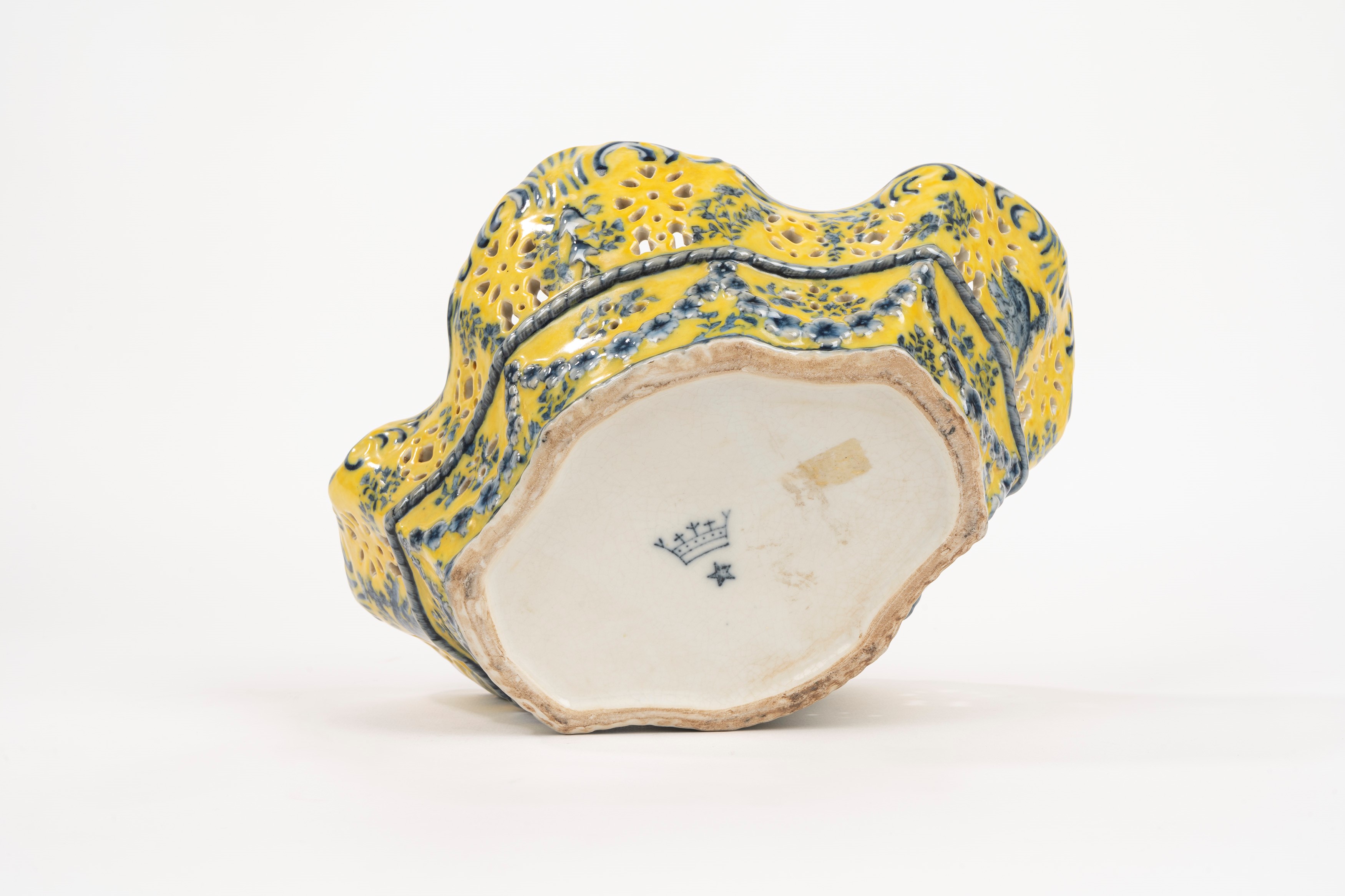Antico Centrotavola Polilobato in Ceramica Policroma