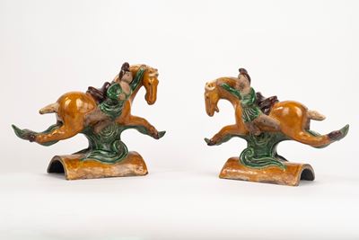 Coppia di Tegole in Ceramica Sancai Raffiguranti Cavallo e Cavaliere, Cina Periodo Ming
