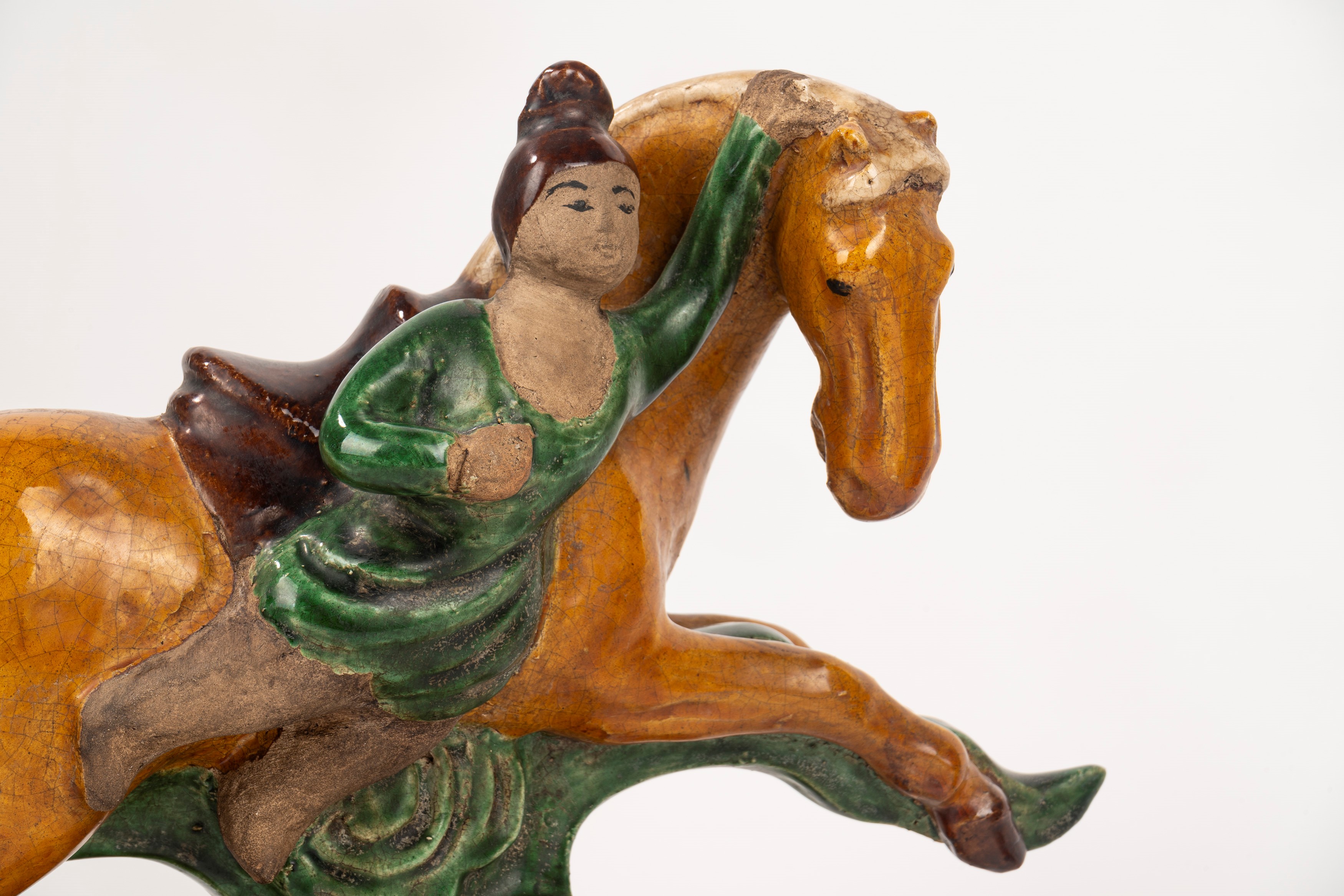 Coppia di Tegole in Ceramica Sancai Raffiguranti Cavallo e Cavaliere, Cina Periodo Ming