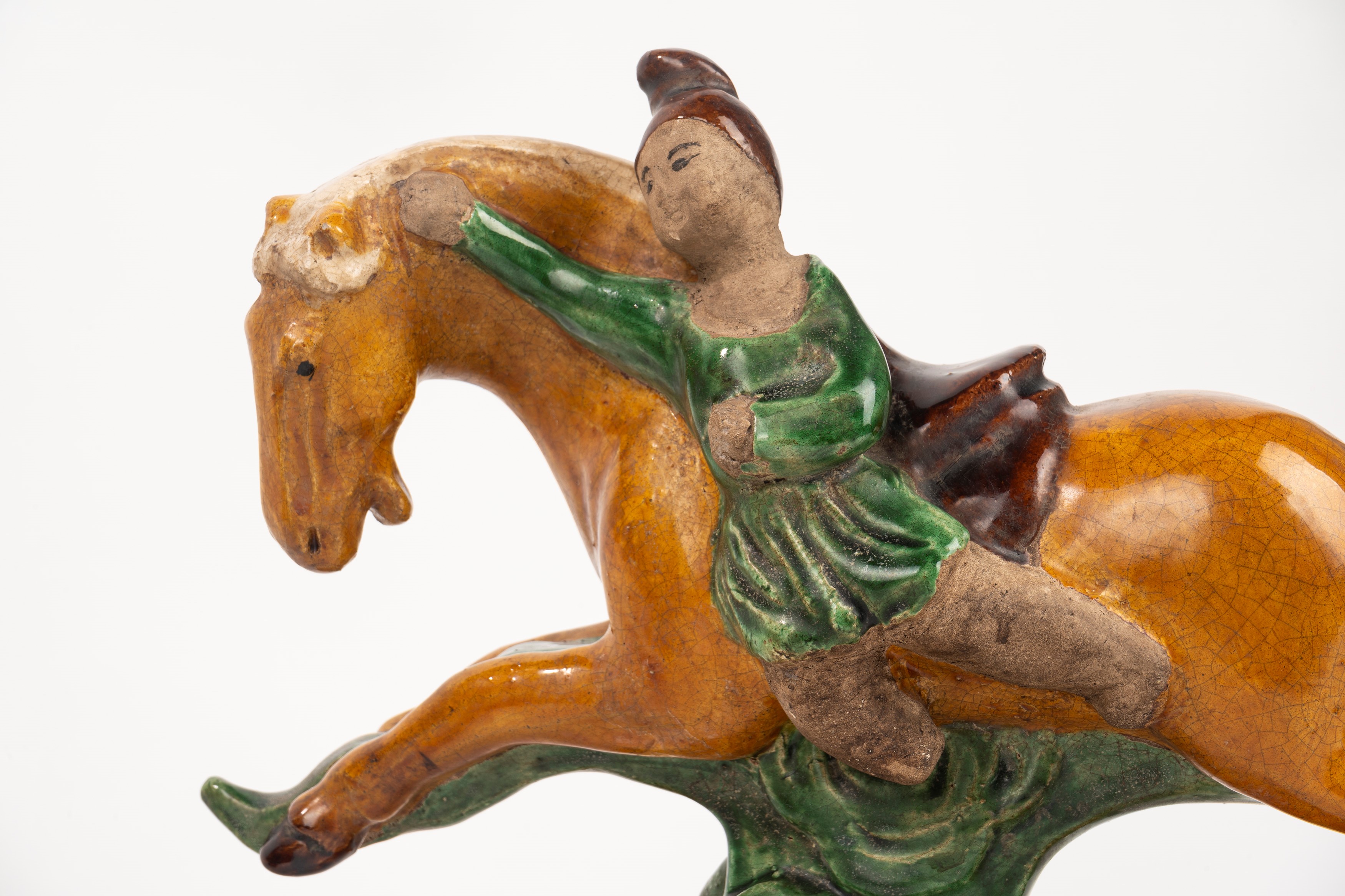 Coppia di Tegole in Ceramica Sancai Raffiguranti Cavallo e Cavaliere, Cina Periodo Ming
