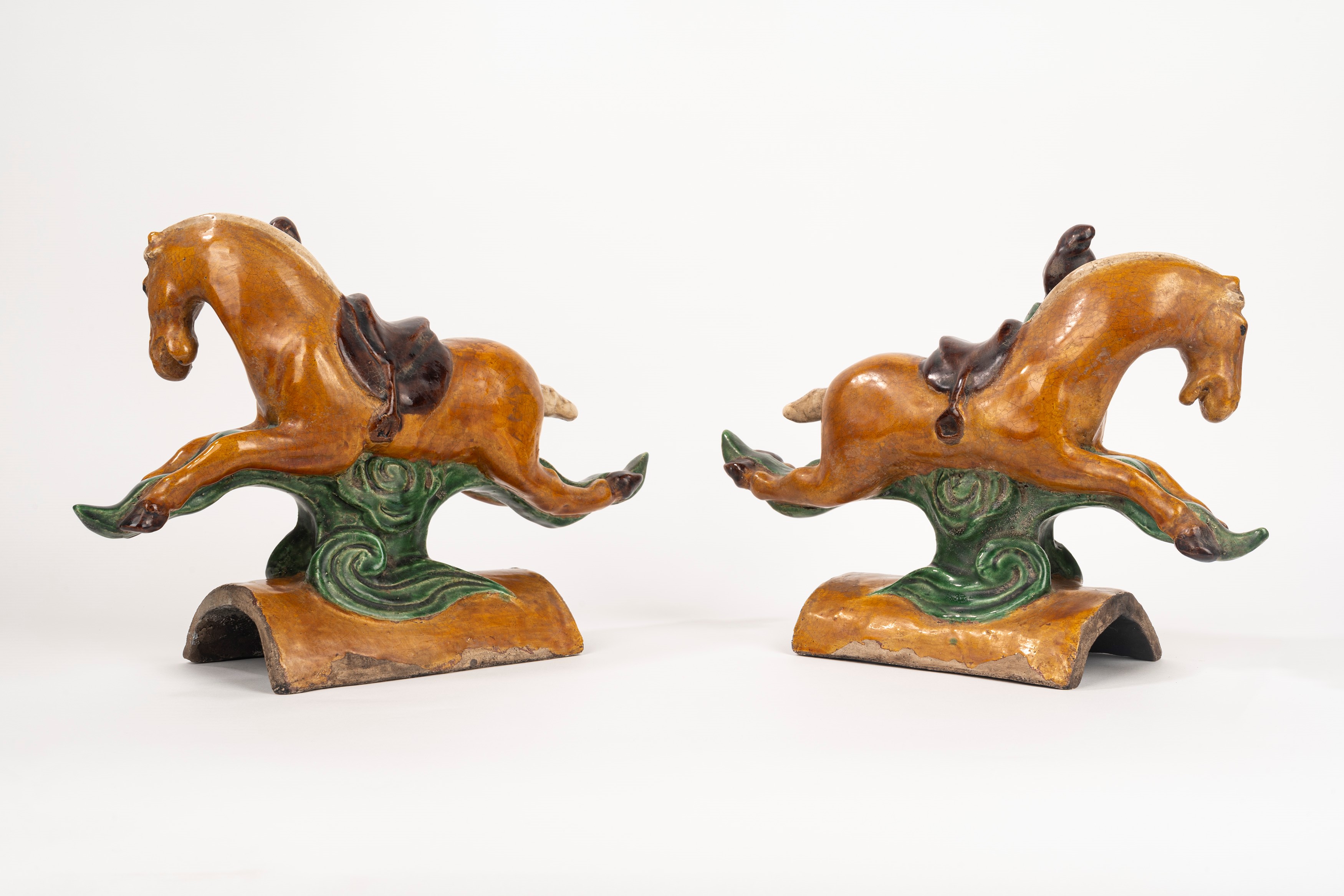 Coppia di Tegole in Ceramica Sancai Raffiguranti Cavallo e Cavaliere, Cina Periodo Ming