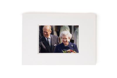 Fotografia della Regina Elisabetta II e del Principe Filippo con Autografi