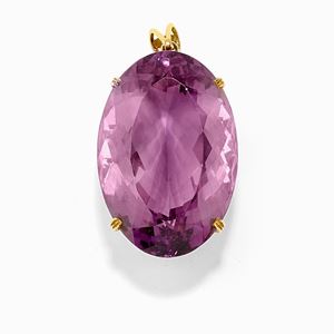 A 18K yellow gold and amethyst pendant