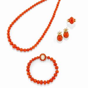 Lot of 18K yellow gold, coral, diamond and cameo jewels