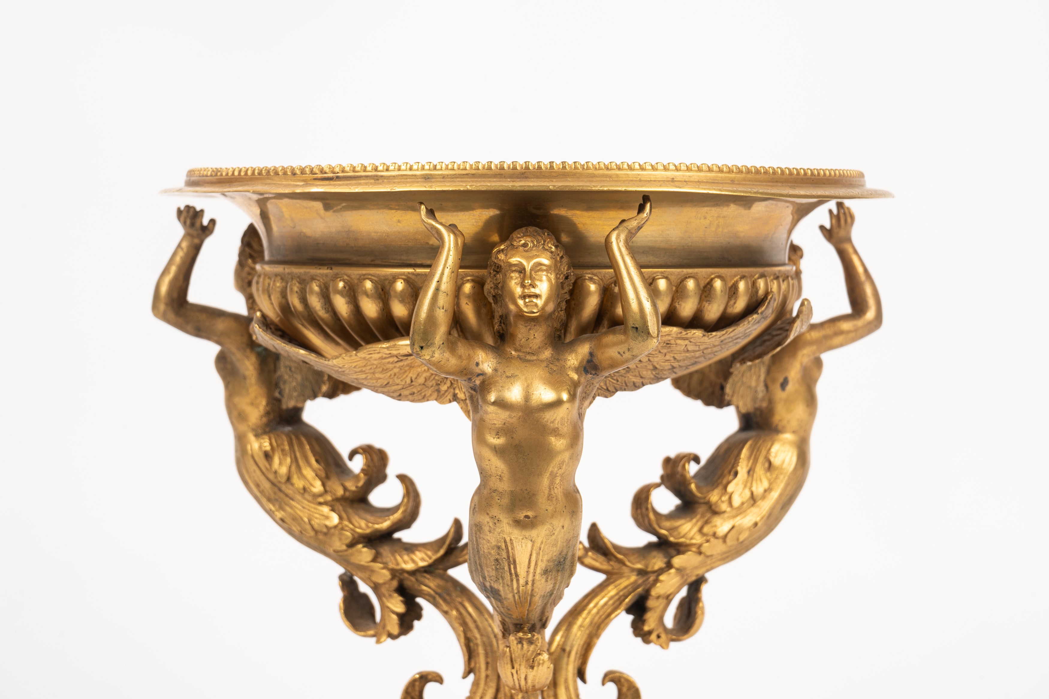 Alzata a Tripode in Bronzo Dorato con Tre Cariatidi Alate, Secolo XIX