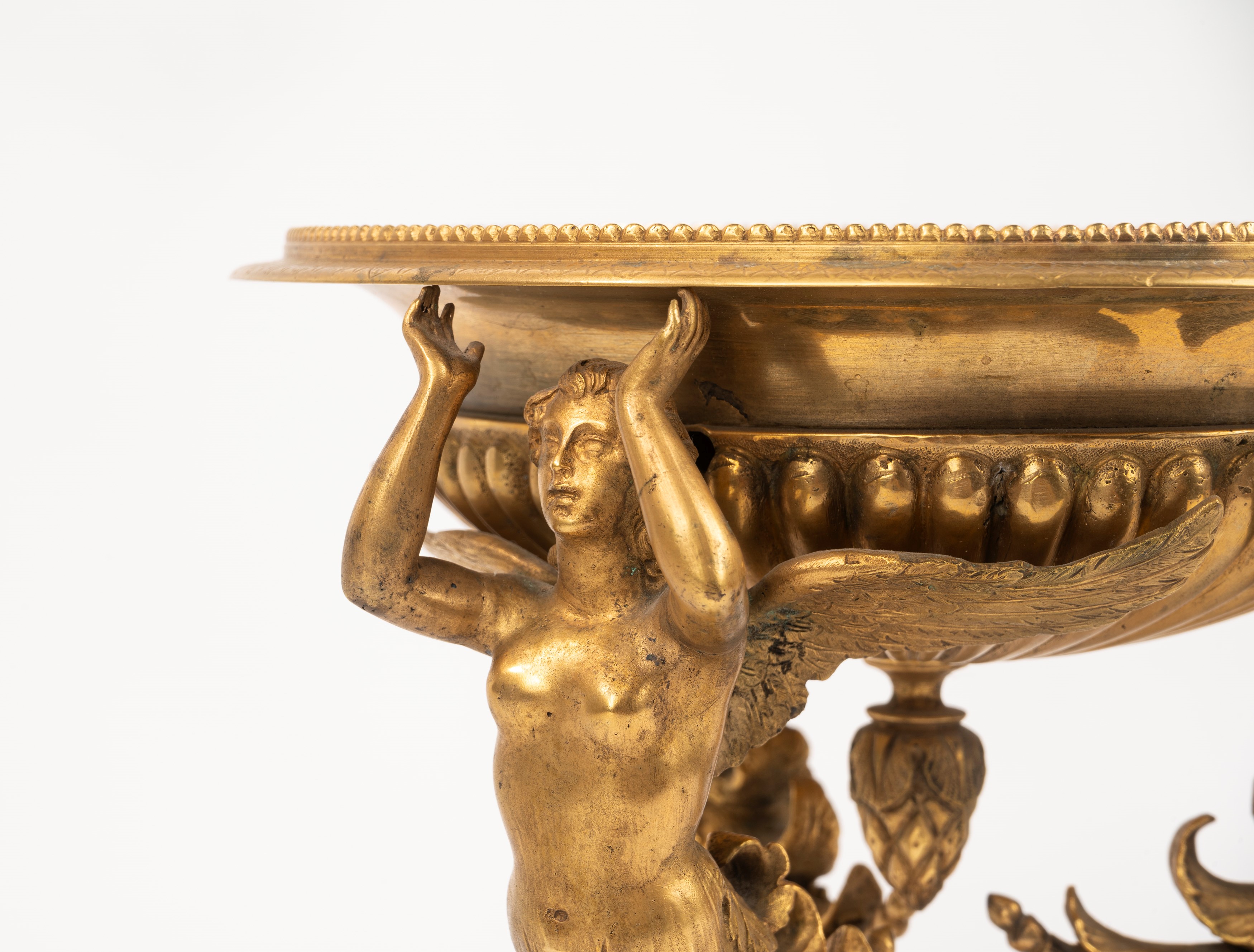 Alzata a Tripode in Bronzo Dorato con Tre Cariatidi Alate, Secolo XIX