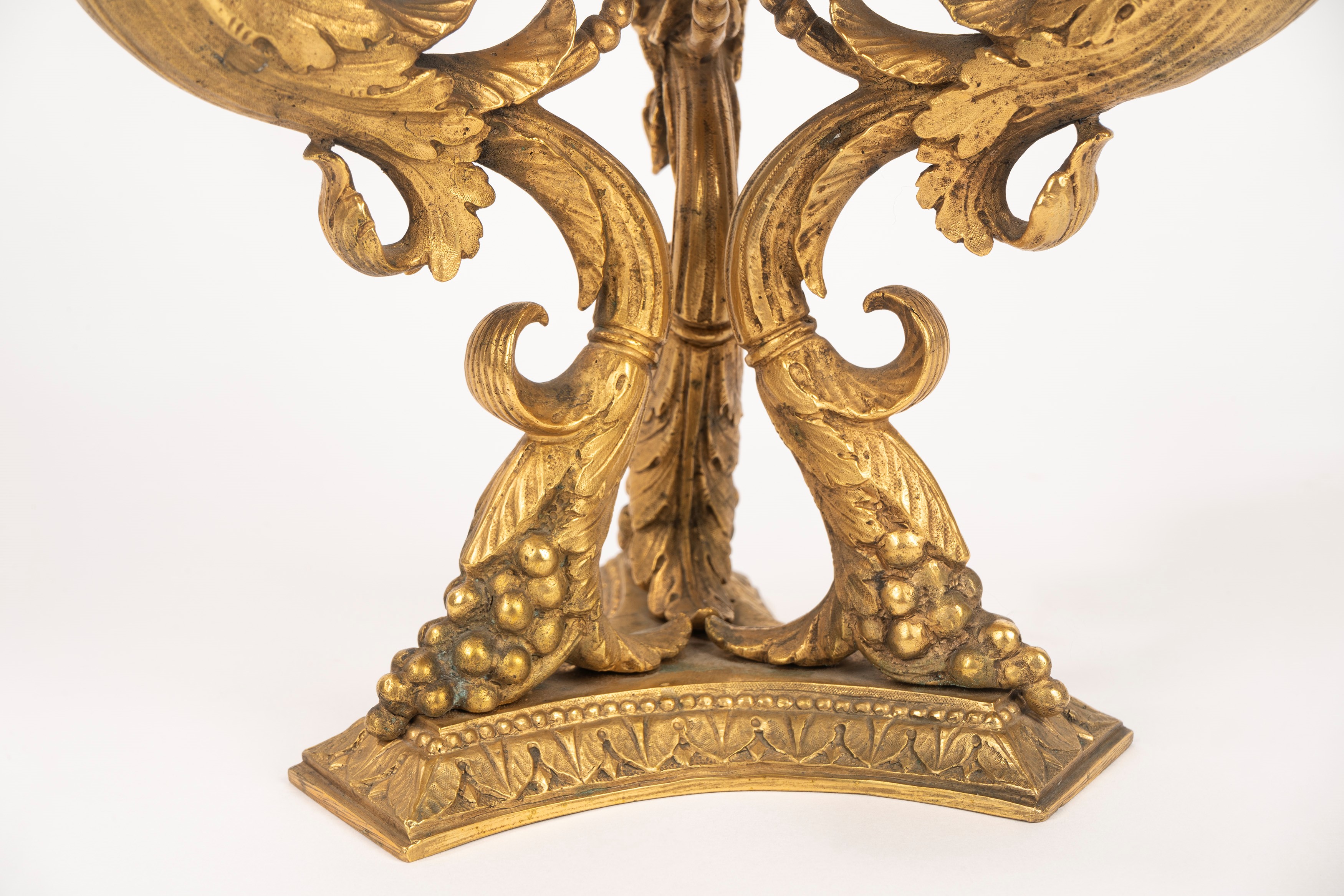 Alzata a Tripode in Bronzo Dorato con Tre Cariatidi Alate, Secolo XIX