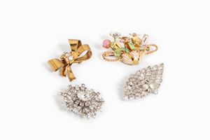 Lot comprising four brooches