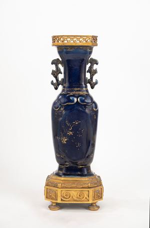 Vaso biansato montato a lume in porcellana blu con decori in oro, Cina, dinastia Qing