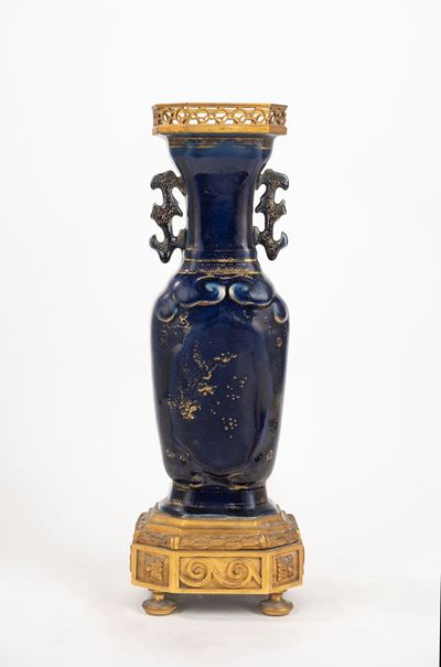 Vaso Biansato Montato a Lume in Porcellana Blu con Decori in Oro, Cina, Dinastia Qing