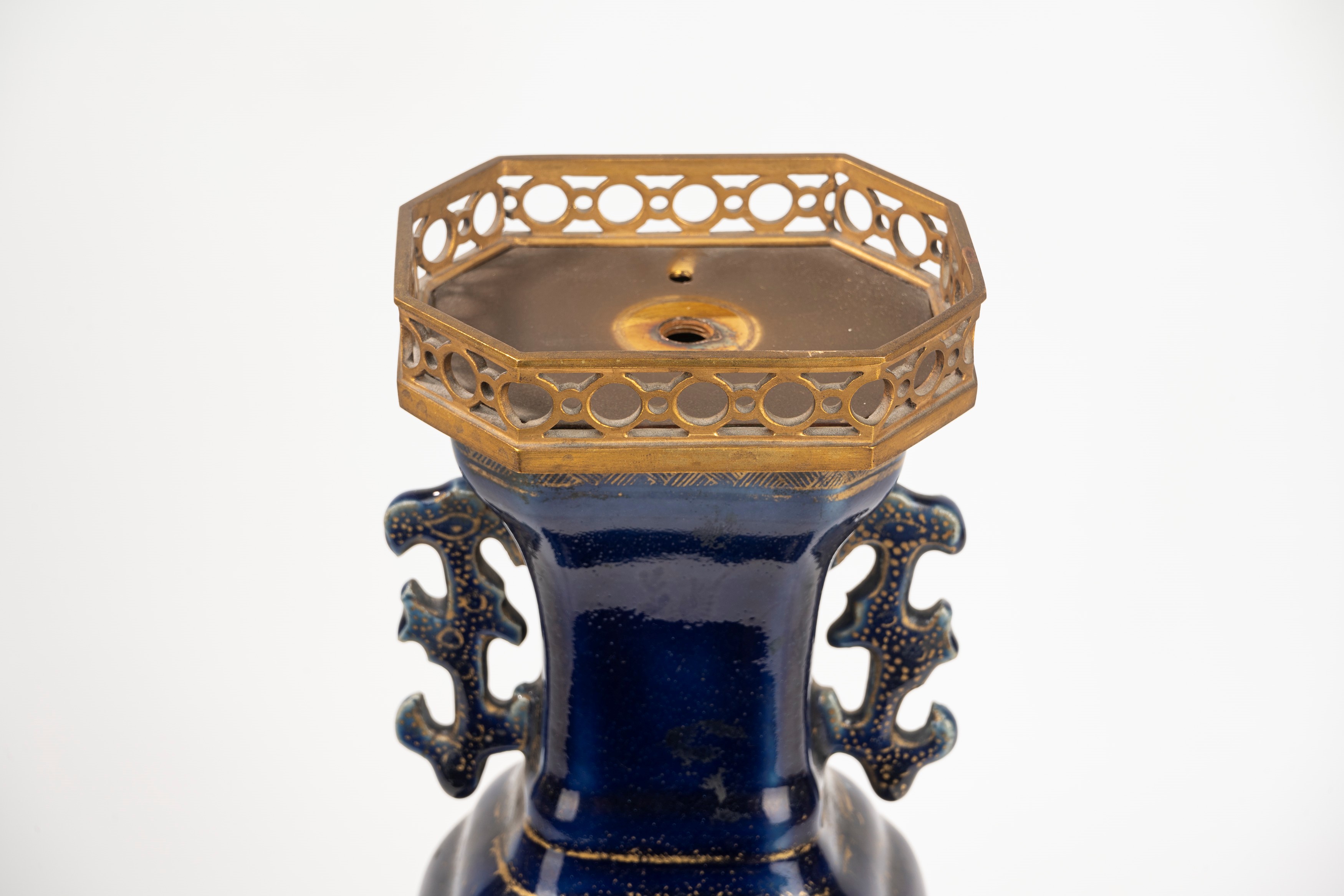 Vaso Biansato Montato a Lume in Porcellana Blu con Decori in Oro, Cina, Dinastia Qing