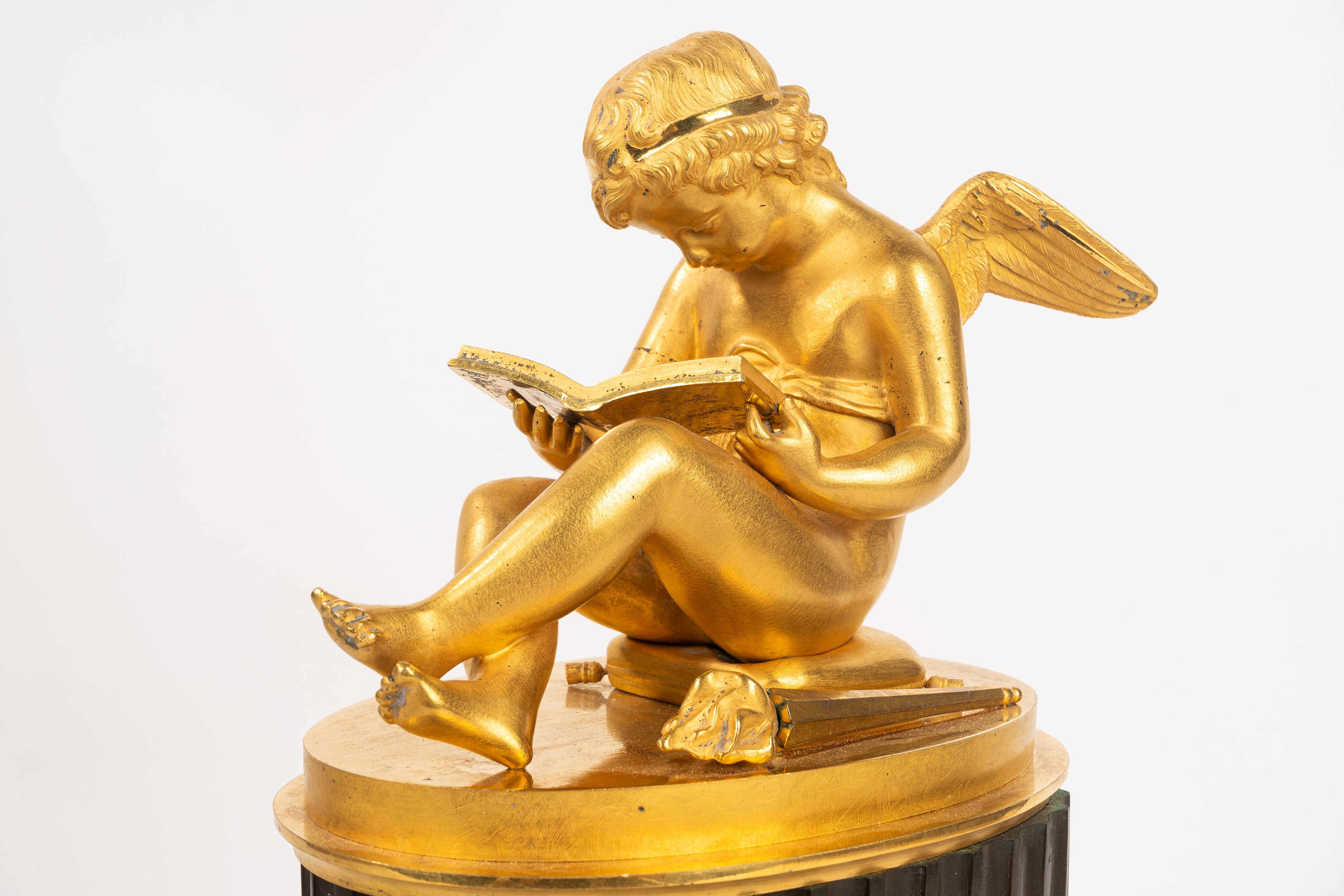 Pendola Impero con Putto Leggente in Bronzo Dorato e a Patina Scura, Secolo XIX