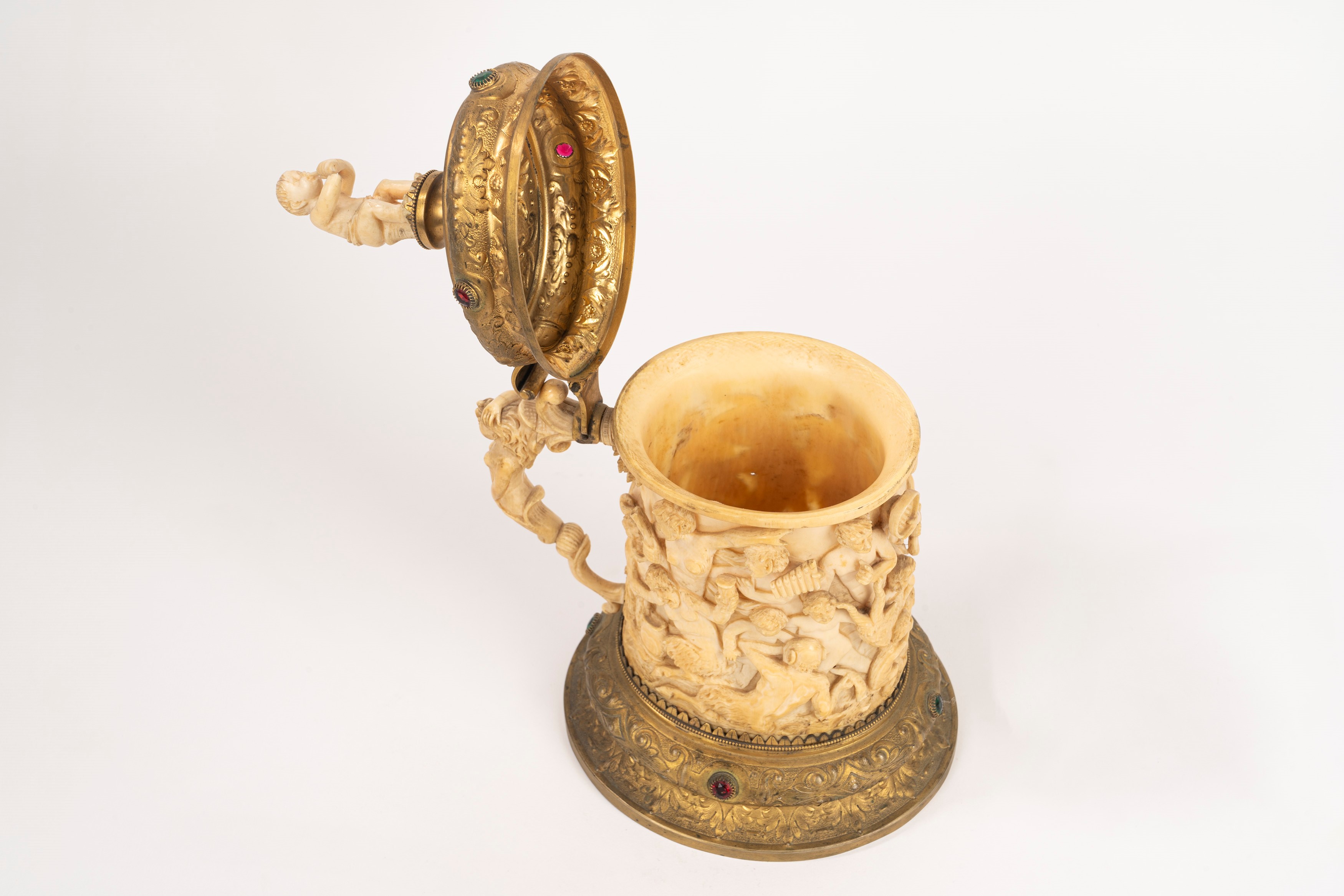 Scuola Tedesca, Secolo XIX - ☼ Tankard in Avorio e Metallo Dorato