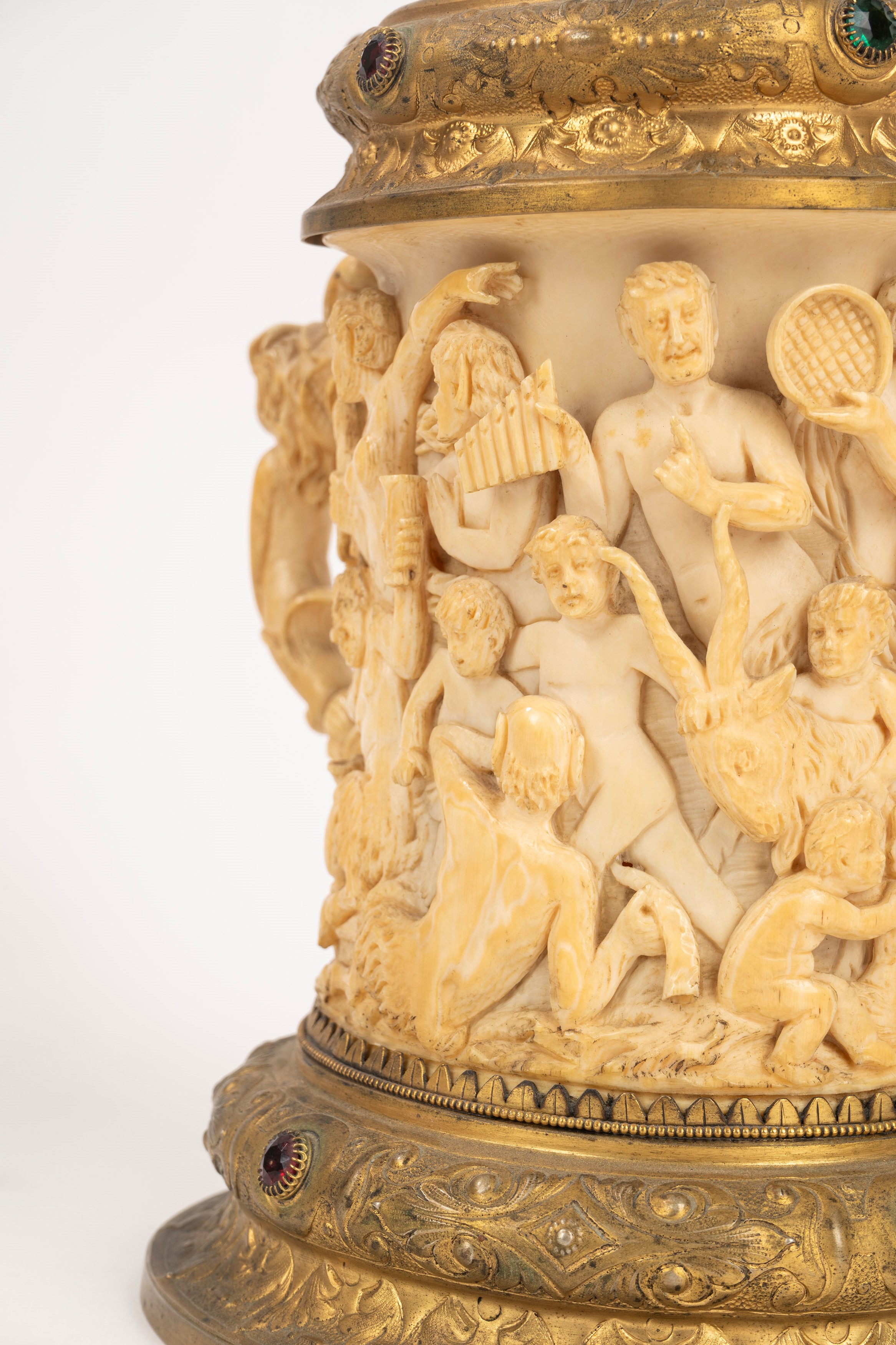 Scuola Tedesca, Secolo XIX - ☼ Tankard in Avorio e Metallo Dorato