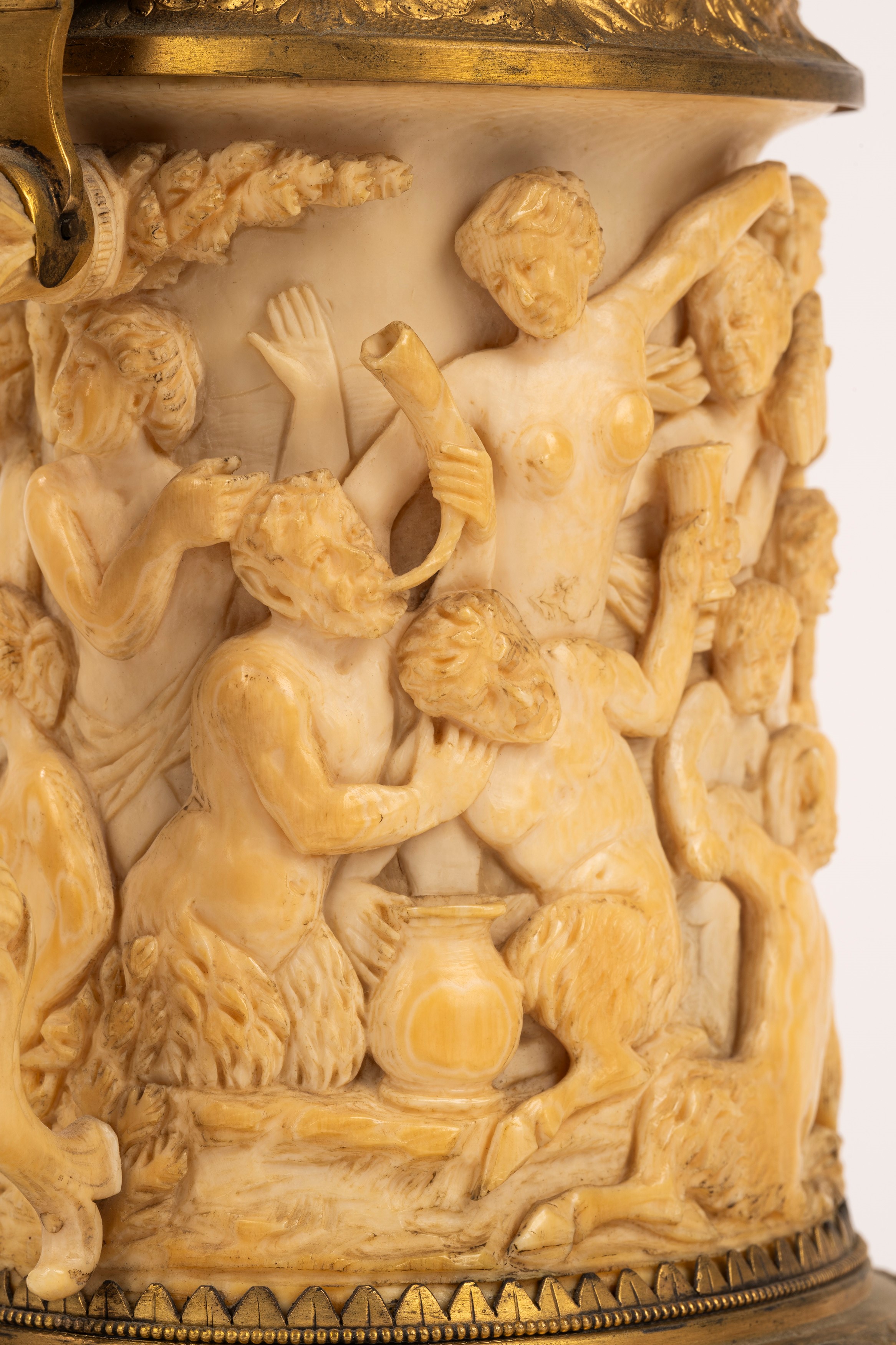 Scuola Tedesca, Secolo XIX - ☼ Tankard in Avorio e Metallo Dorato