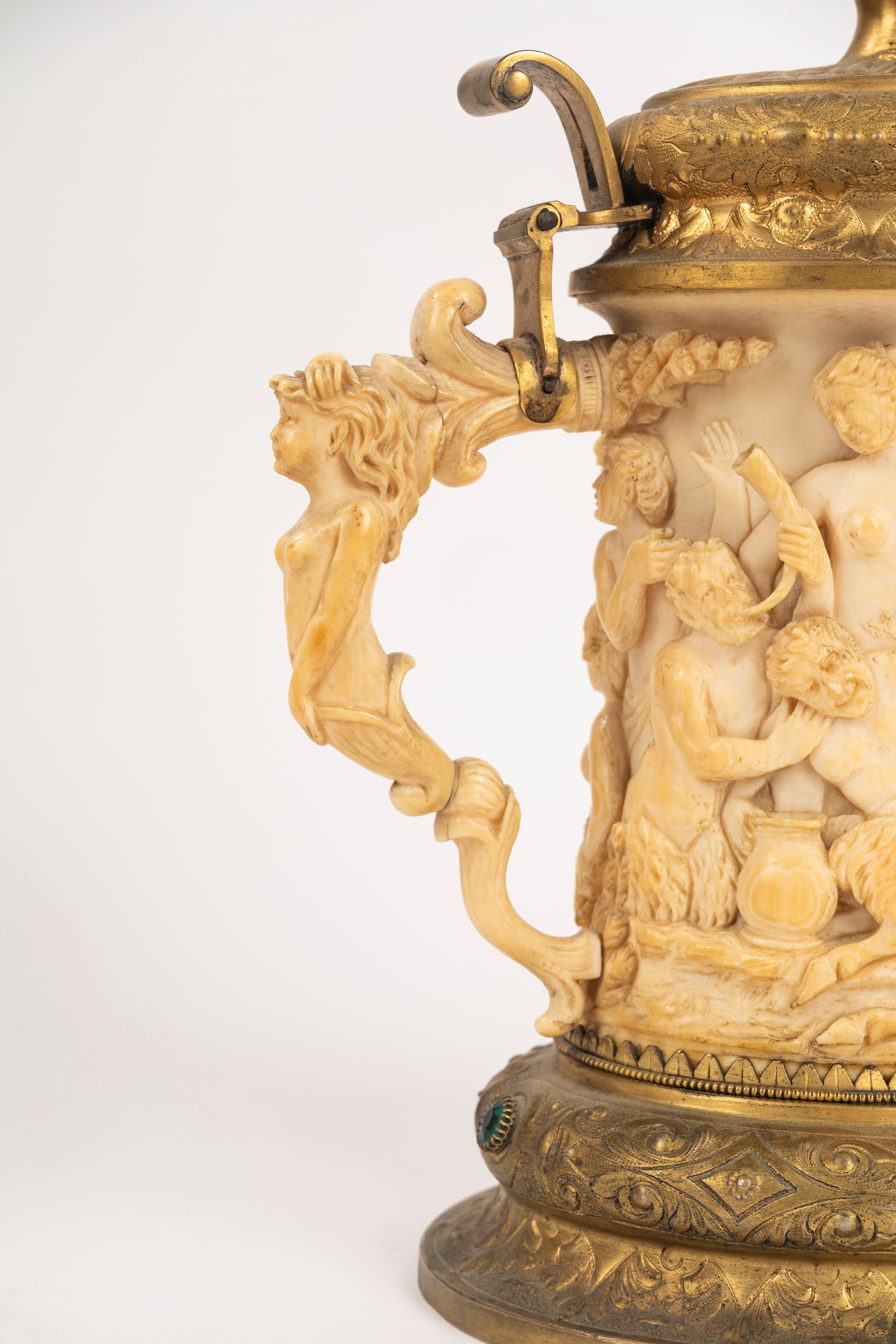 Scuola Tedesca, Secolo XIX - ☼ Tankard in Avorio e Metallo Dorato