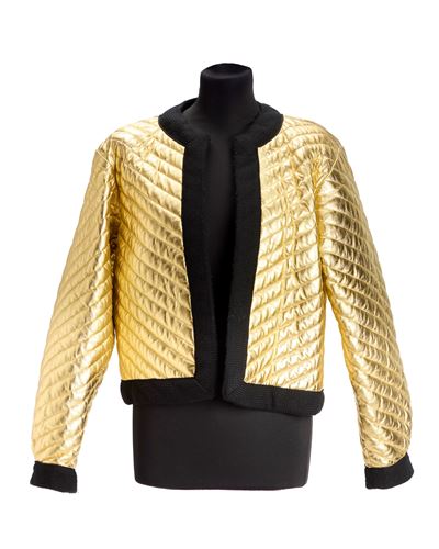 Giacca in pelle matelassé color oro con profili in tessuto nero, taglia M