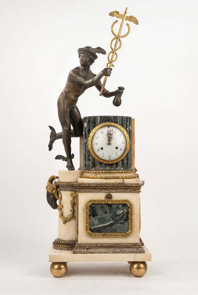 Importante Pendola in Marmo con Mercurio in Bronzo a Patina Scura, Francia, Secoli XVIII-XIX