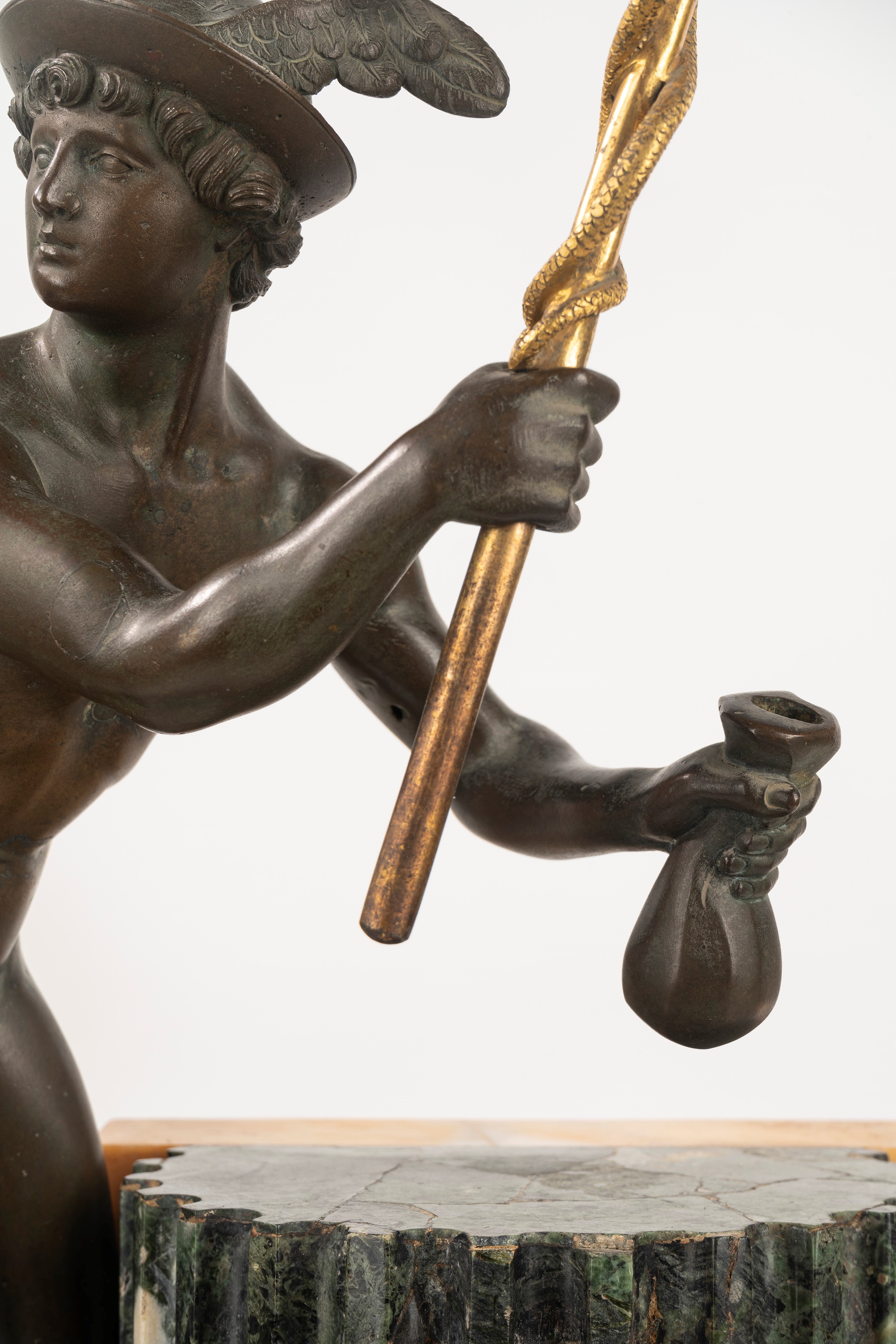 Importante Pendola in Marmo con Mercurio in Bronzo a Patina Scura, Francia, Secoli XVIII-XIX