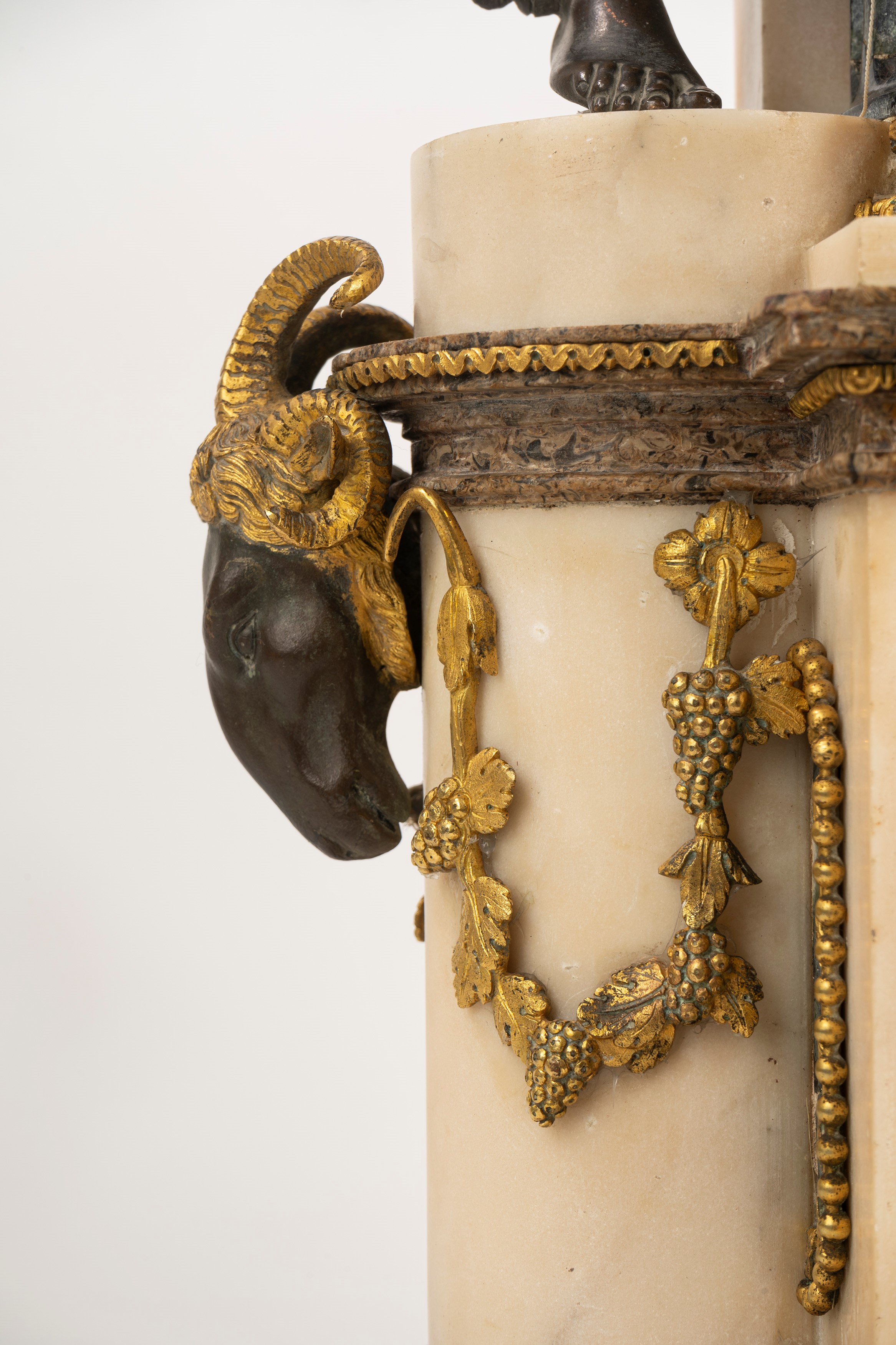 Importante Pendola in Marmo con Mercurio in Bronzo a Patina Scura, Francia, Secoli XVIII-XIX