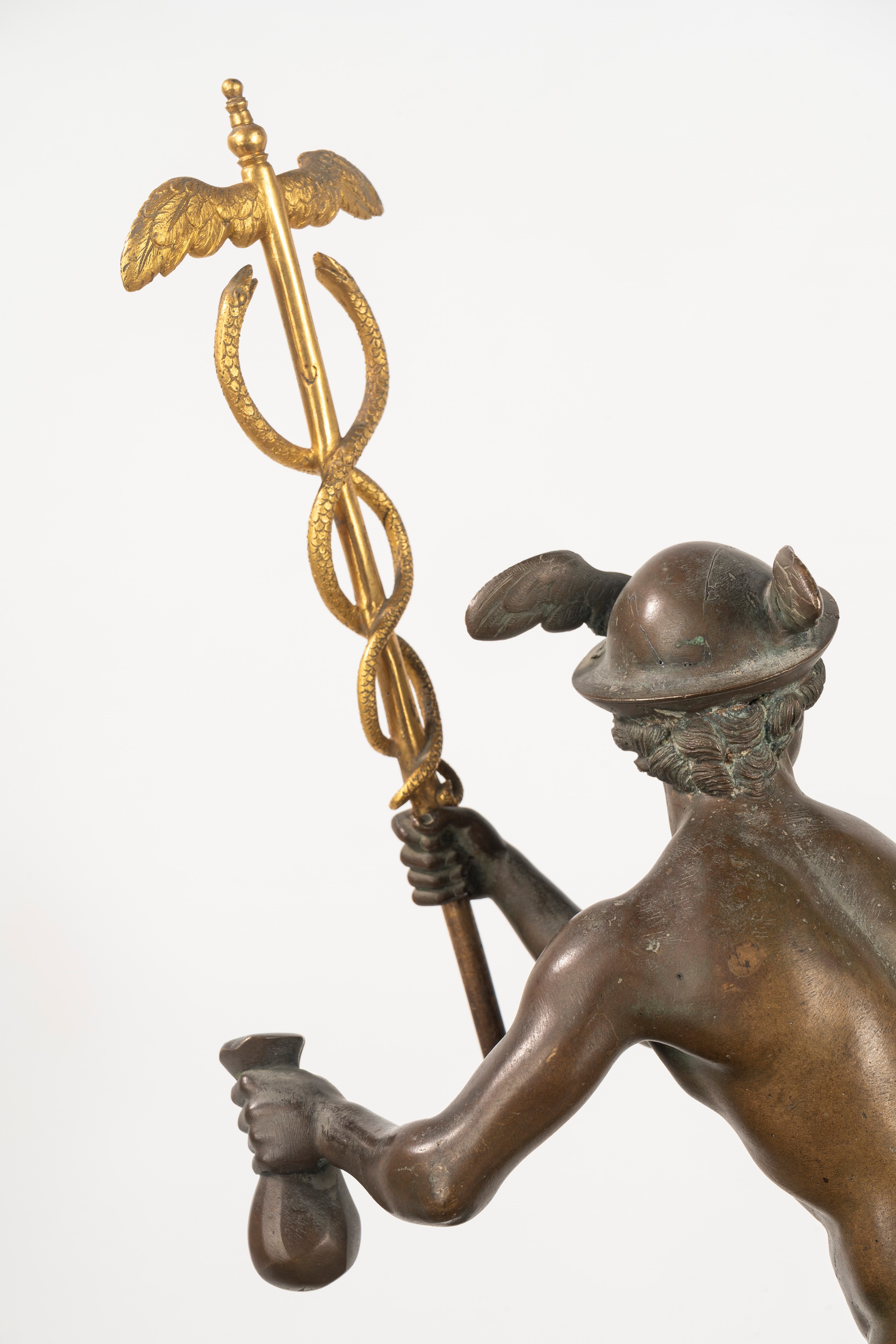 Importante Pendola in Marmo con Mercurio in Bronzo a Patina Scura, Francia, Secoli XVIII-XIX