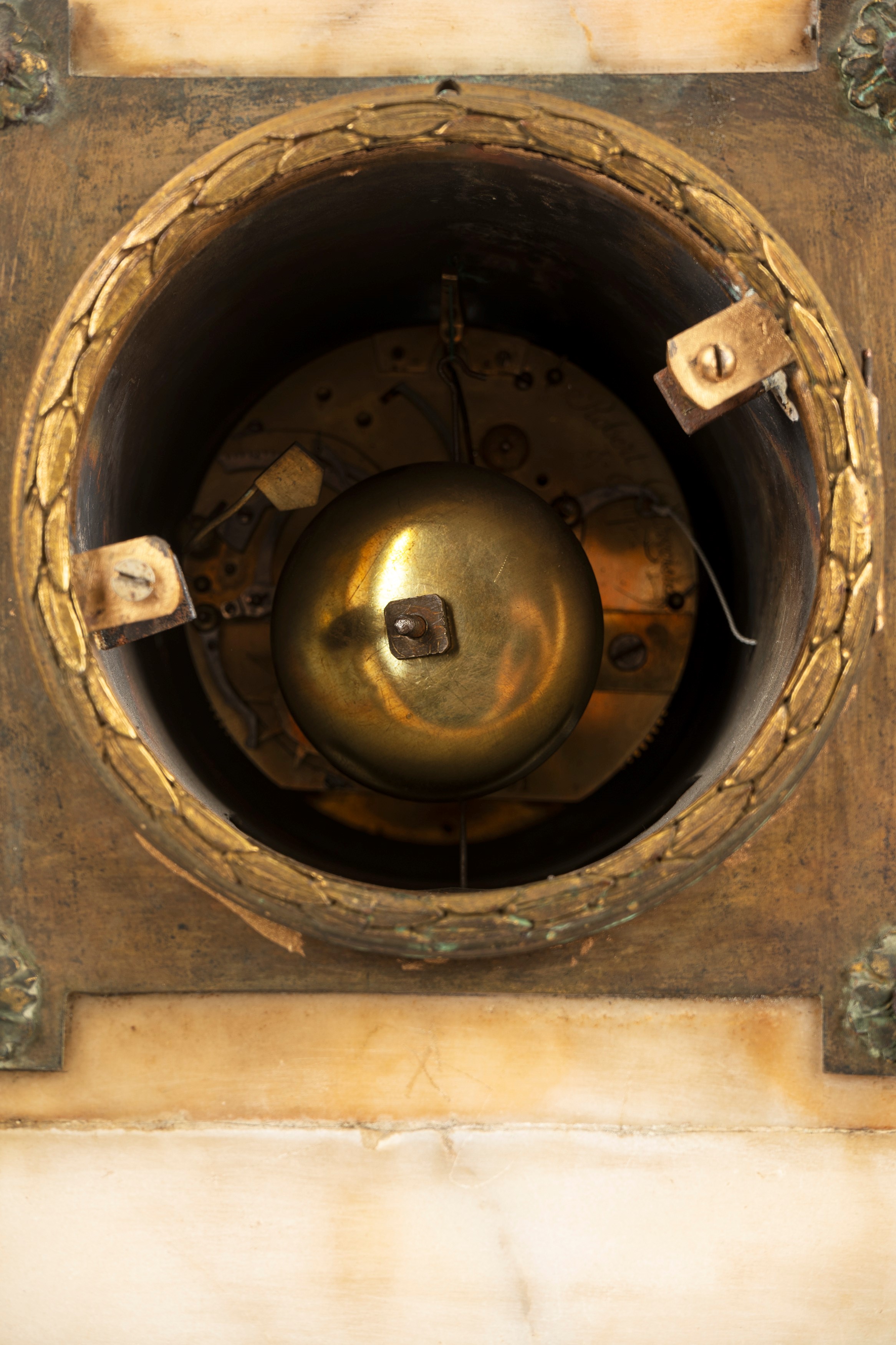 Importante Pendola in Marmo con Mercurio in Bronzo a Patina Scura, Francia, Secoli XVIII-XIX