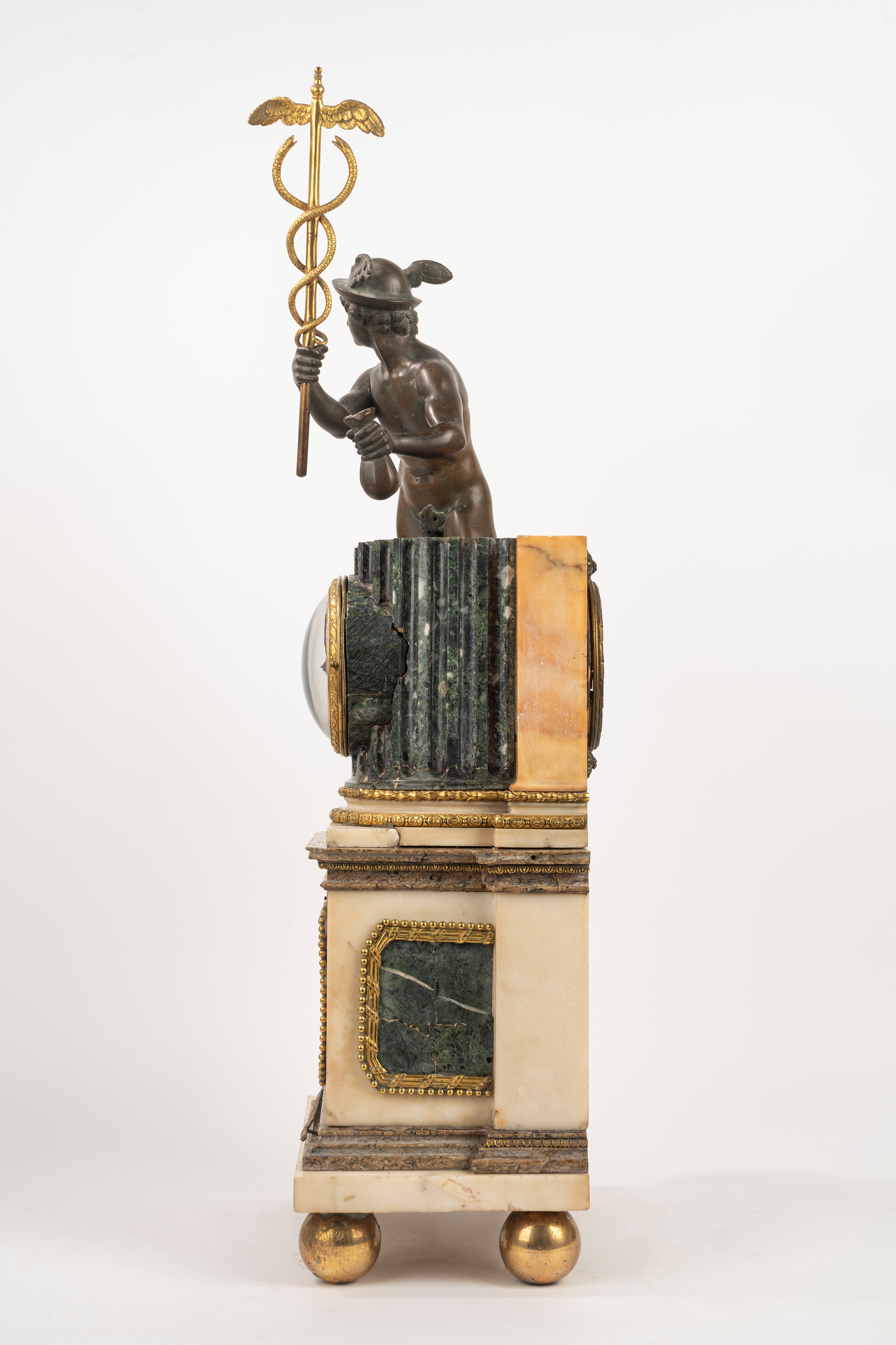 Importante Pendola in Marmo con Mercurio in Bronzo a Patina Scura, Francia, Secoli XVIII-XIX