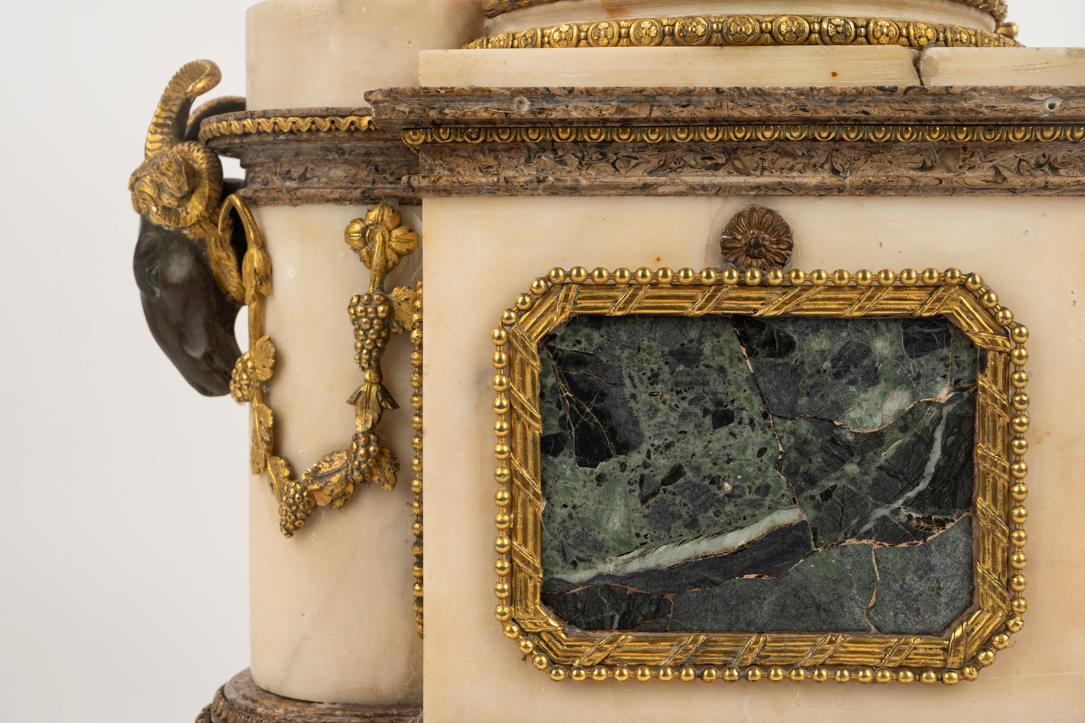 Importante Pendola in Marmo con Mercurio in Bronzo a Patina Scura, Francia, Secoli XVIII-XIX