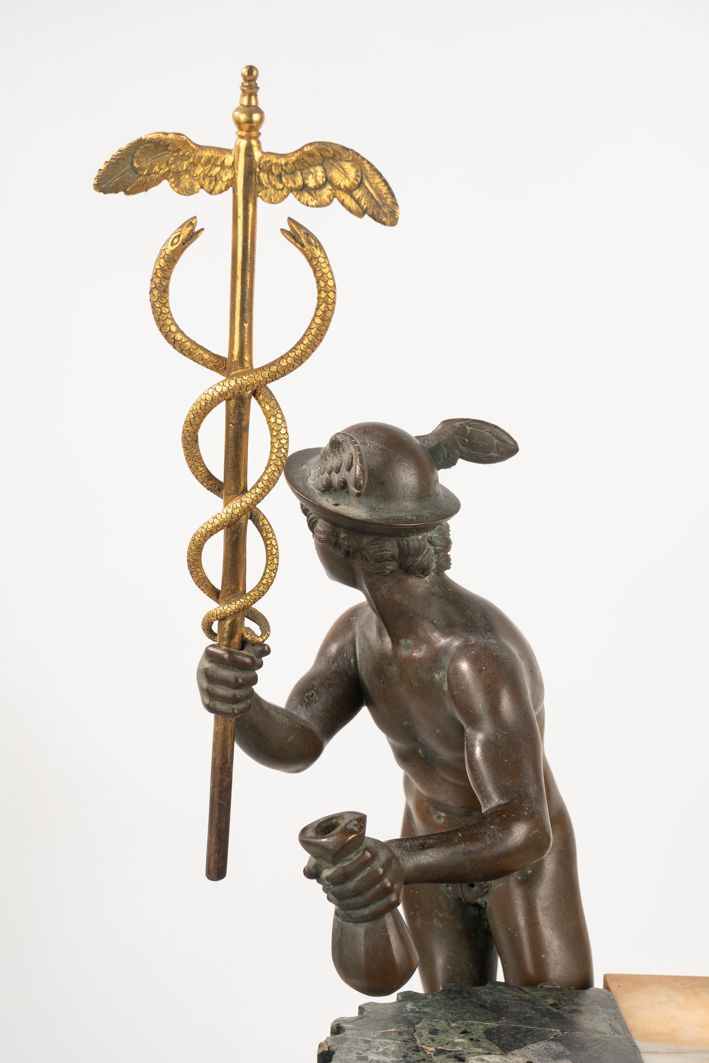 Importante Pendola in Marmo con Mercurio in Bronzo a Patina Scura, Francia, Secoli XVIII-XIX