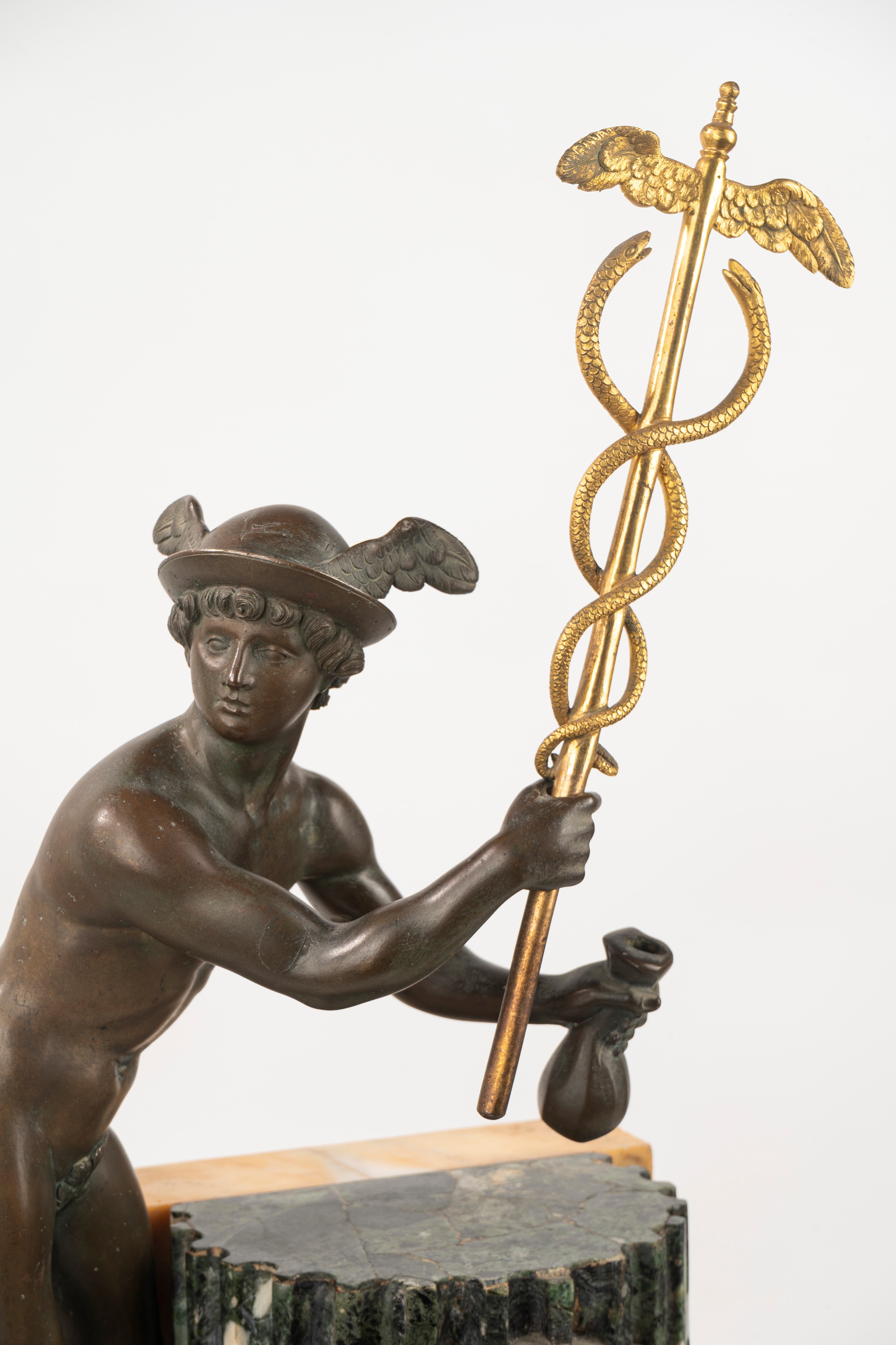 Importante Pendola in Marmo con Mercurio in Bronzo a Patina Scura, Francia, Secoli XVIII-XIX