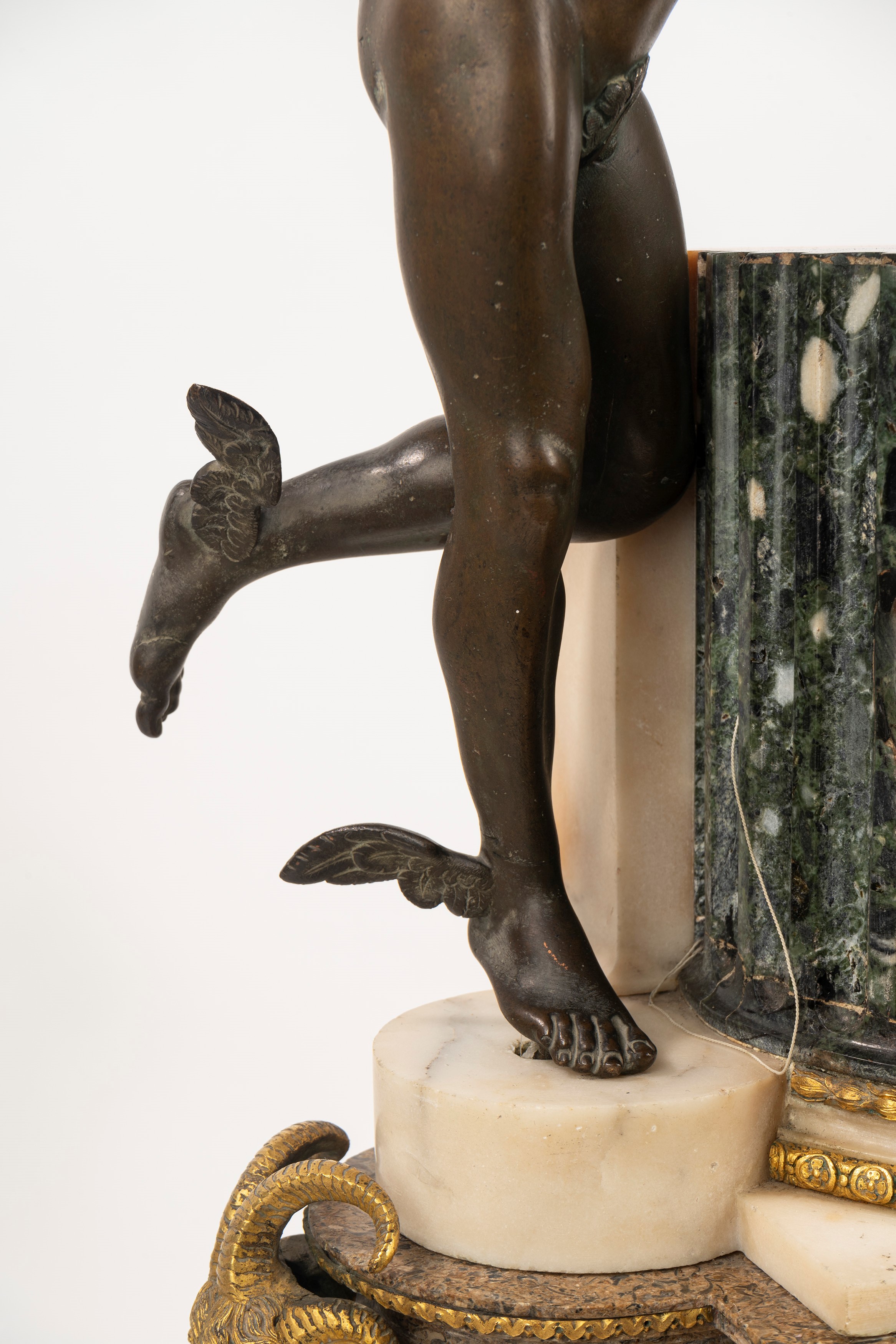 Importante Pendola in Marmo con Mercurio in Bronzo a Patina Scura, Francia, Secoli XVIII-XIX