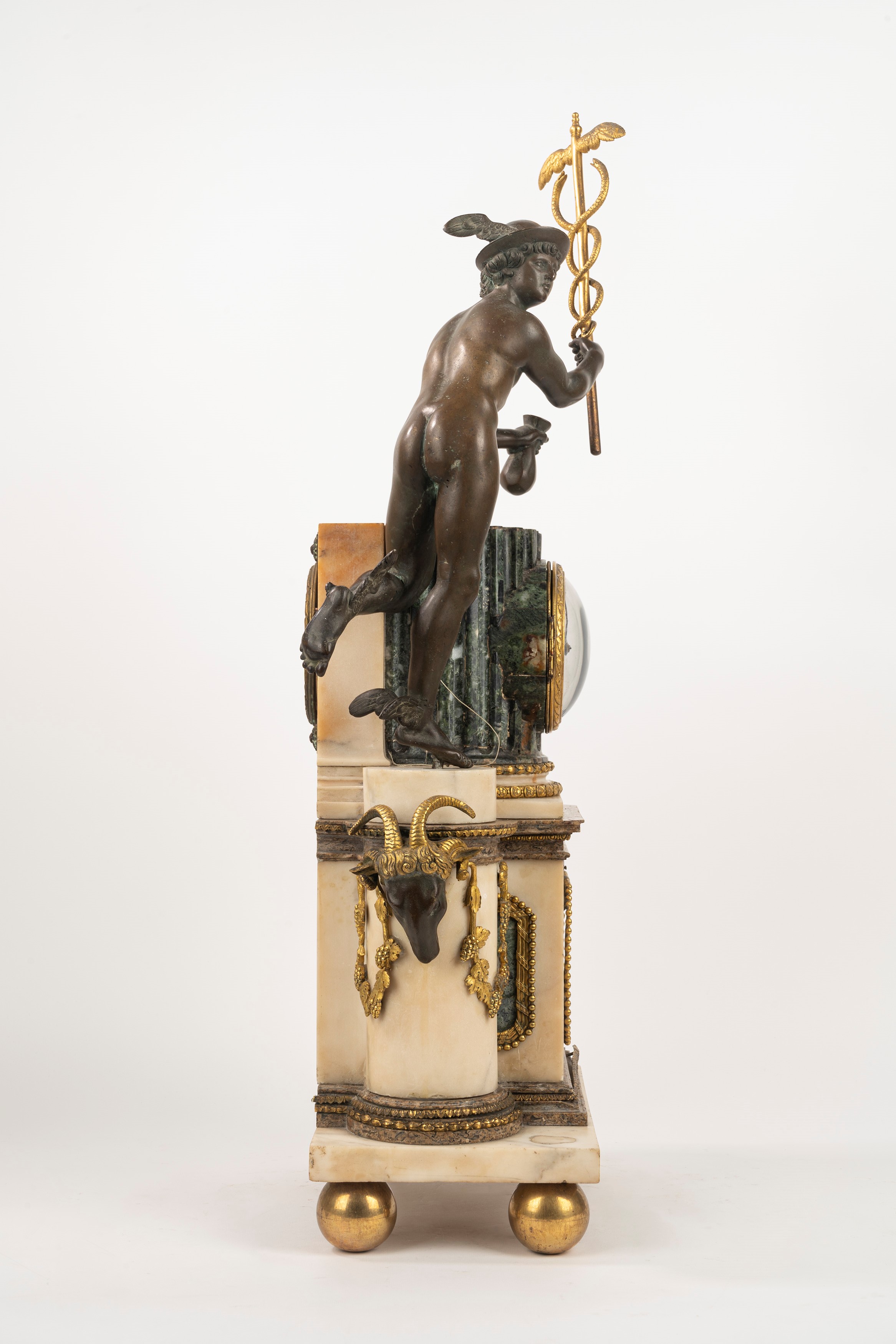 Importante Pendola in Marmo con Mercurio in Bronzo a Patina Scura, Francia, Secoli XVIII-XIX