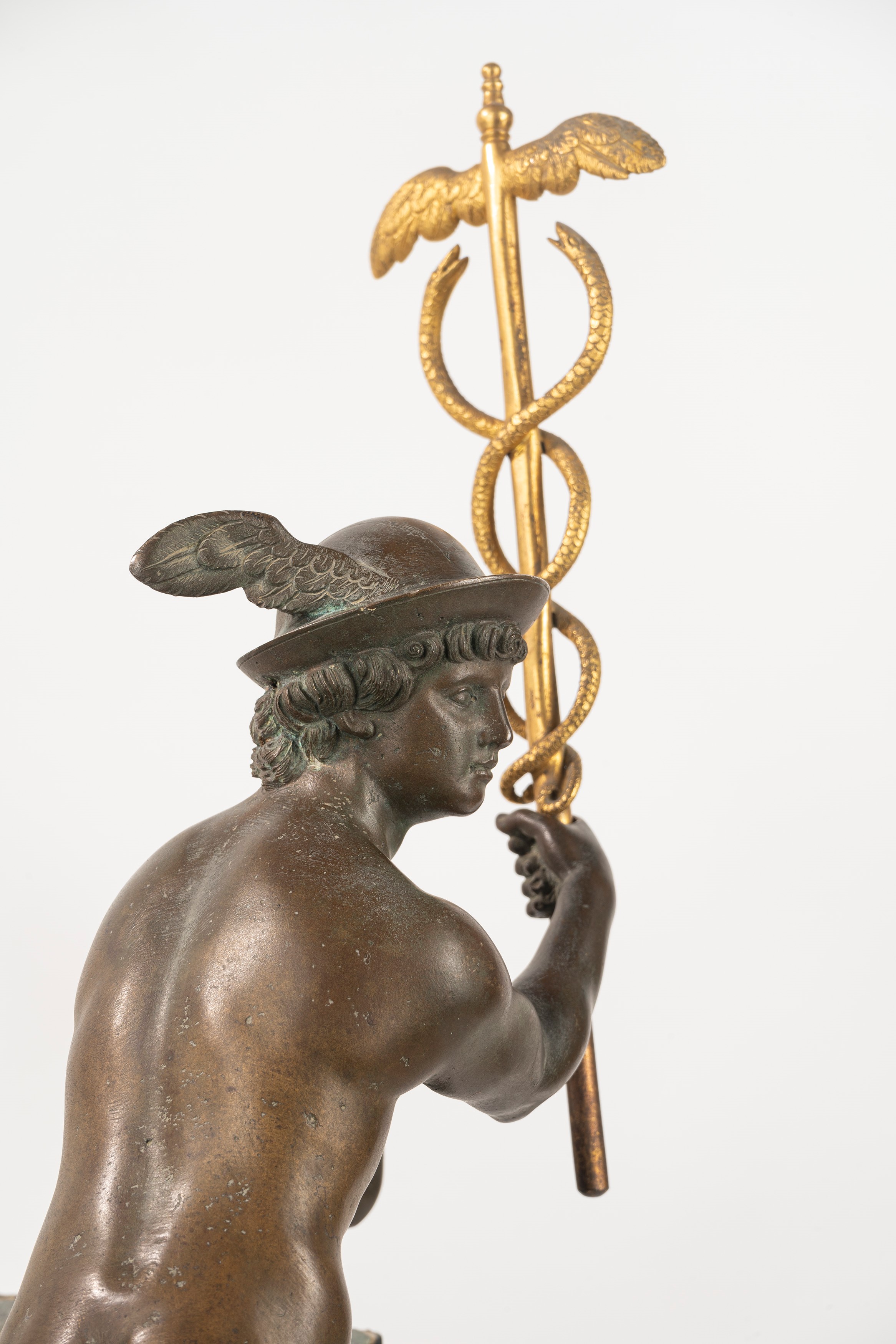 Importante Pendola in Marmo con Mercurio in Bronzo a Patina Scura, Francia, Secoli XVIII-XIX