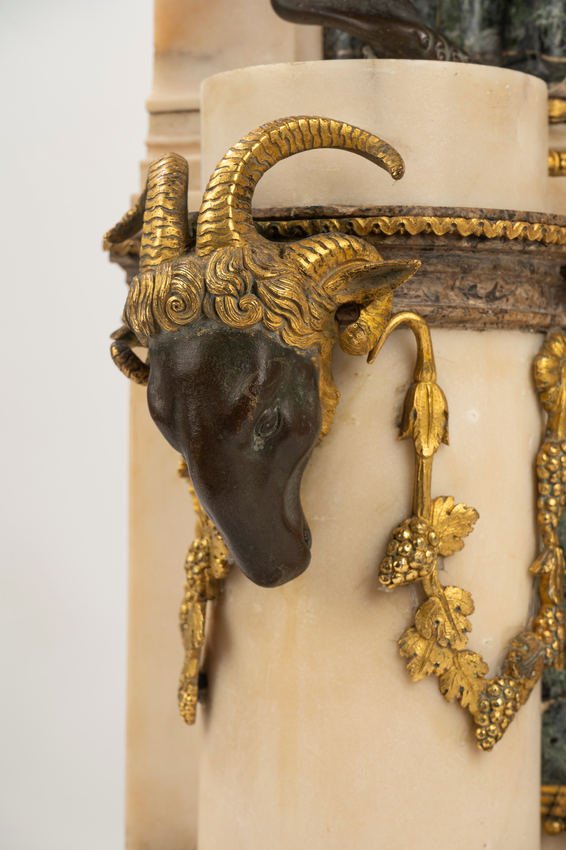 Importante Pendola in Marmo con Mercurio in Bronzo a Patina Scura, Francia, Secoli XVIII-XIX