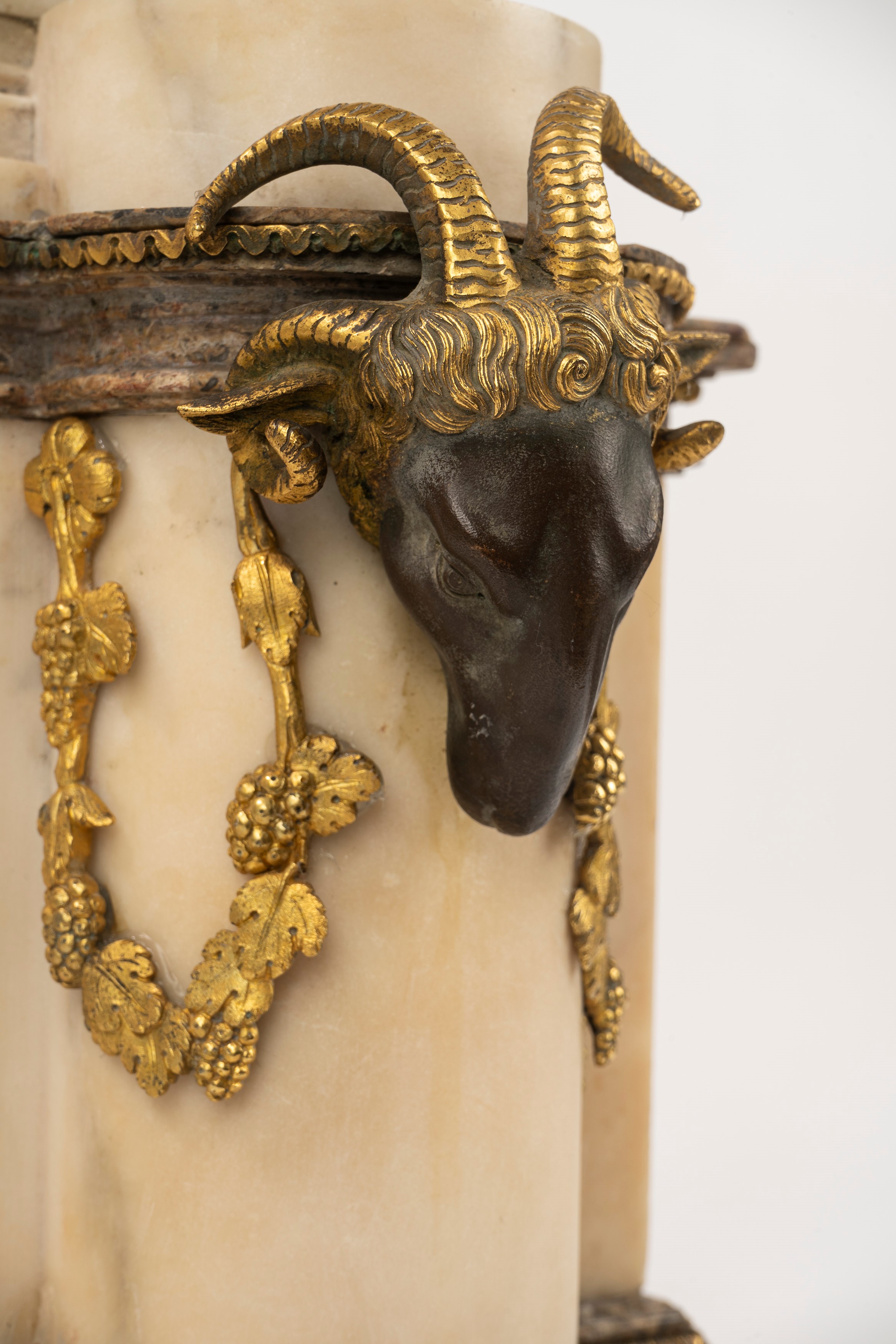 Importante Pendola in Marmo con Mercurio in Bronzo a Patina Scura, Francia, Secoli XVIII-XIX