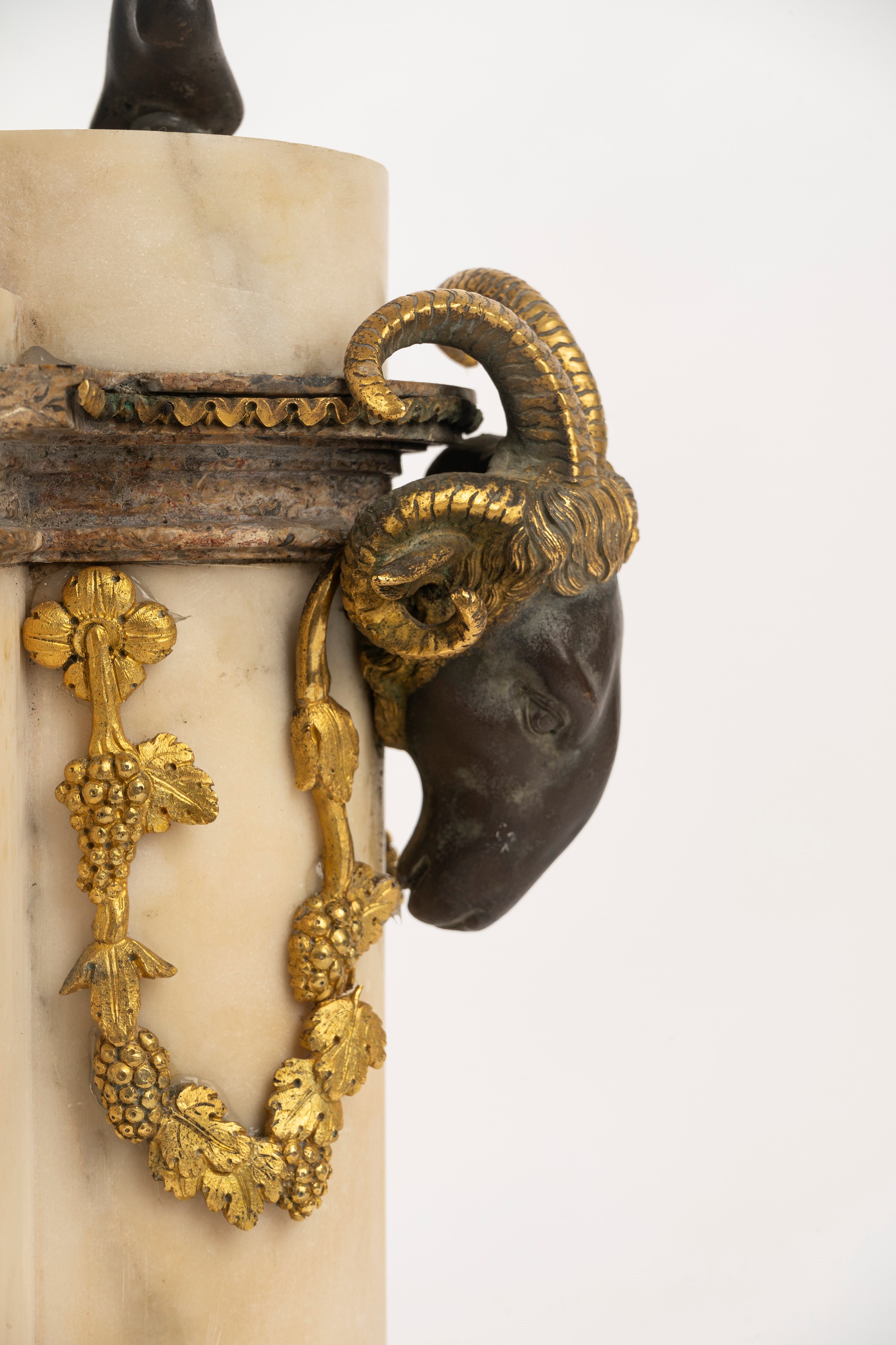 Importante Pendola in Marmo con Mercurio in Bronzo a Patina Scura, Francia, Secoli XVIII-XIX