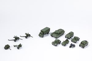 Dodici mezzi militari