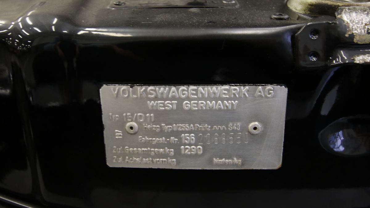Volkswagen - 1303 Cabriolet (karmann)