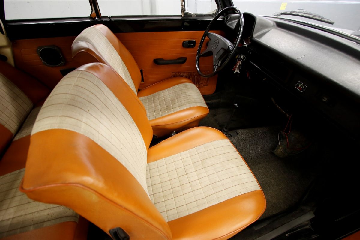 Volkswagen - 1303 Cabriolet (karmann)