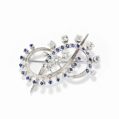 Spilla, oro bianco 18K con zaffiri e diamanti