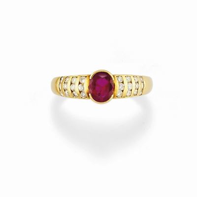 Anello in oro giallo 18K con rubino ovale e diamanti