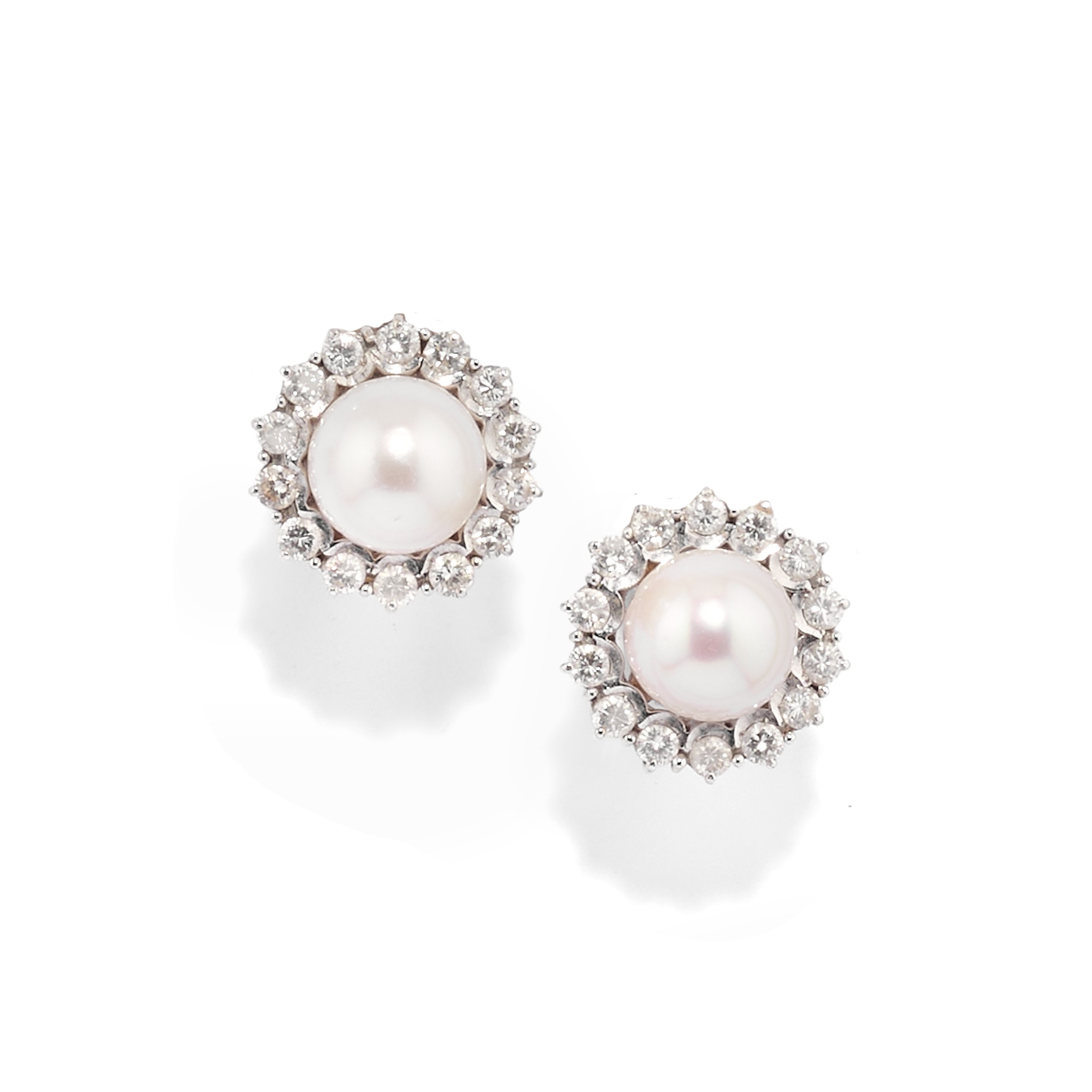 Coppia di orecchini e bracciale con diamanti