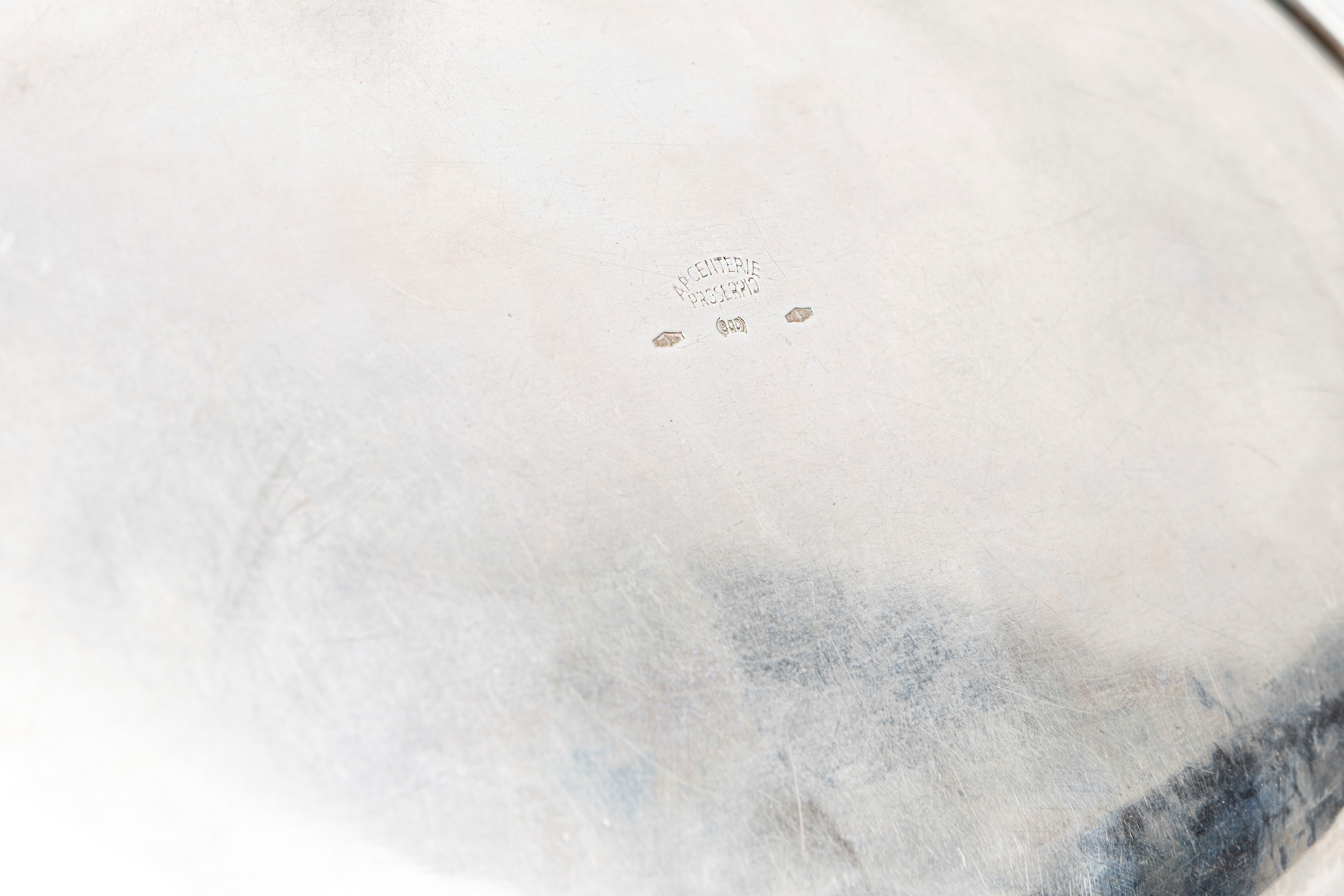 Dodici piattini, un piatto e un vassoio