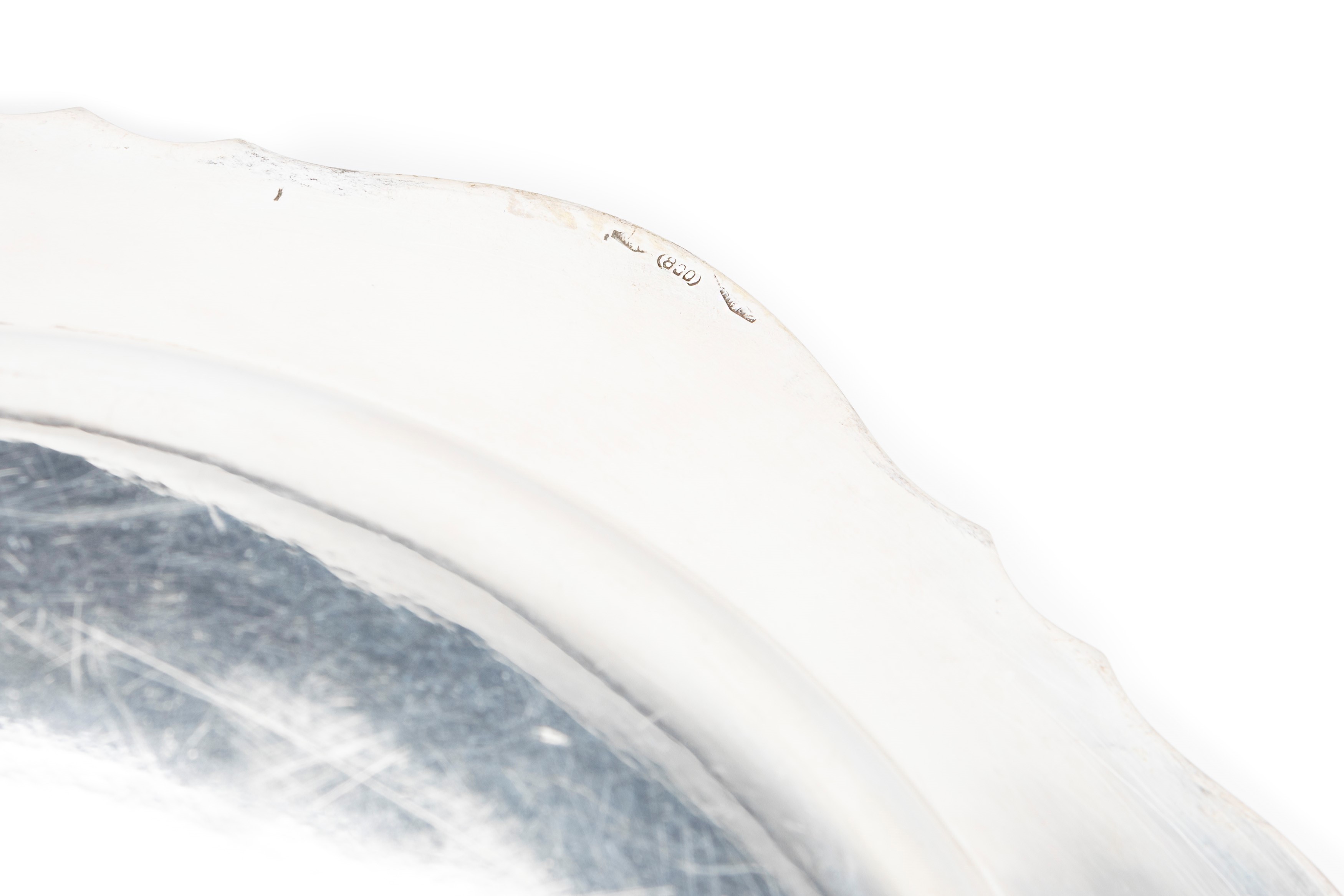 Dodici piattini, un piatto e un vassoio