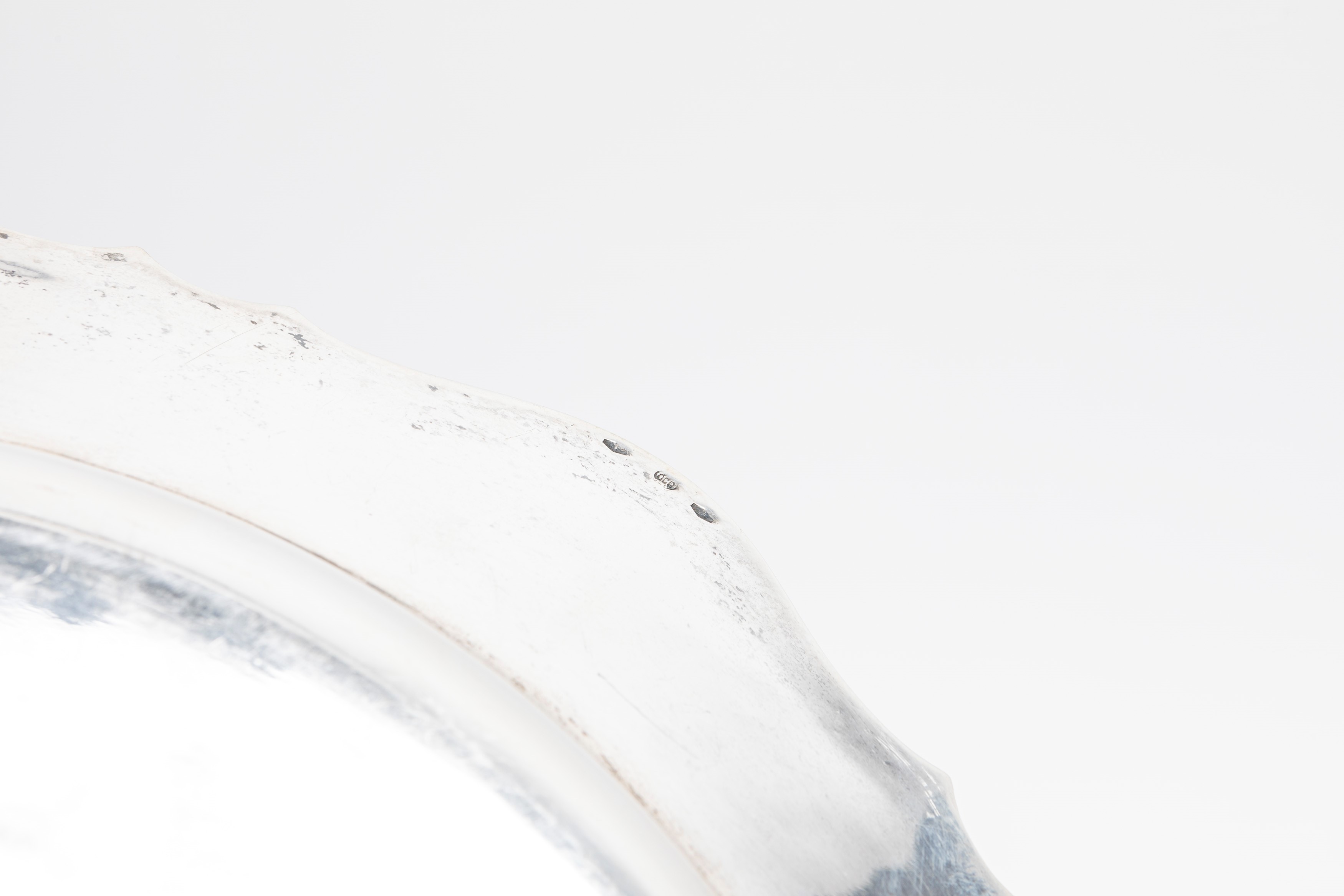 Dodici piattini, un piatto e un vassoio