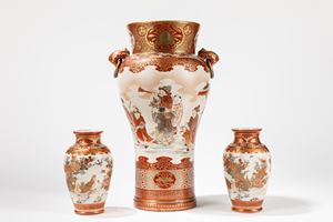 Vaso in porcellana kutani decorato con bambini che giocano e due piccoli vasi decorati con uccellini
