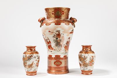 Vaso in porcellana Kutani con decorazione di bambini che giocano, Giappone, inizio XX secolo
