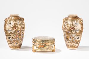 Una scatola e due vasetti costolati in ceramica a decoro Satsuma