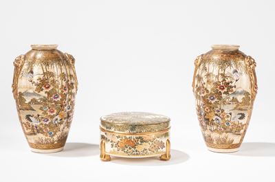 Ceramica Satsuma, Scatola e due vasetti costolati decorati con motivi floreali e zoomorfi, Giappo...